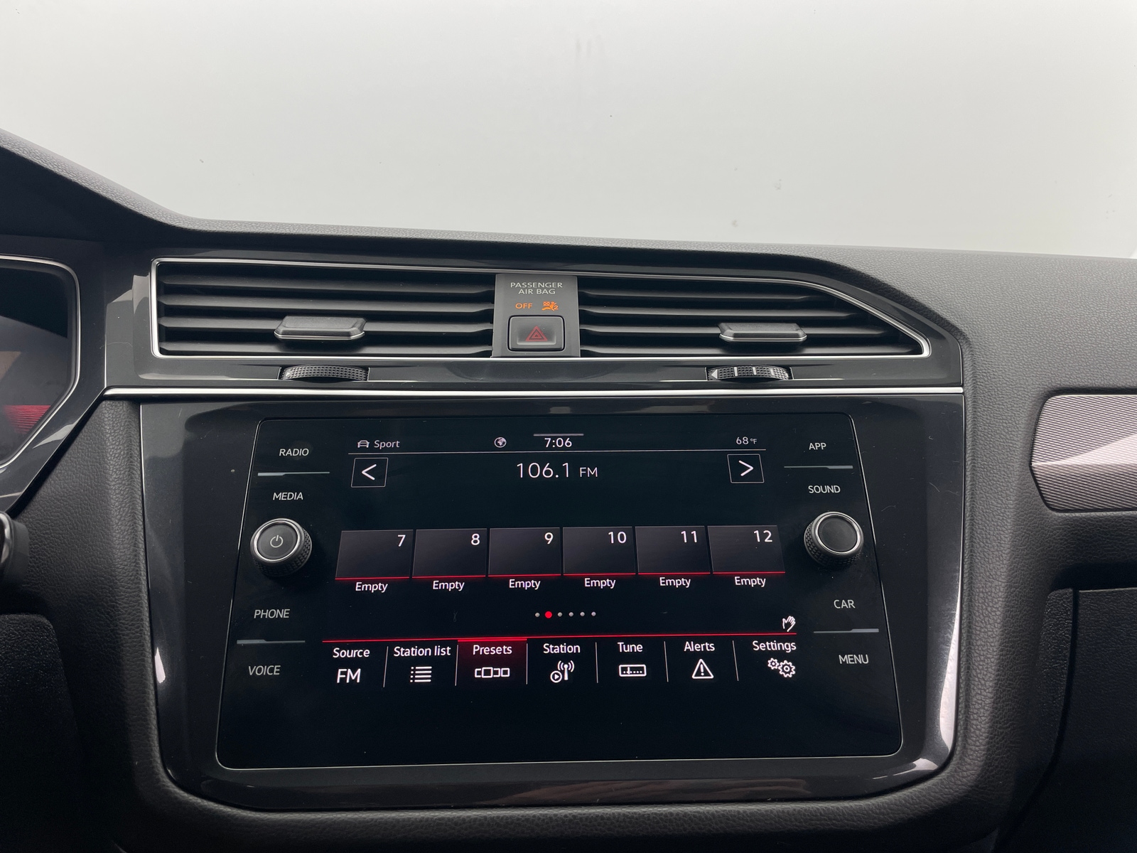 Thumbnail: 2024 Volkswagen Tiguan - 3
