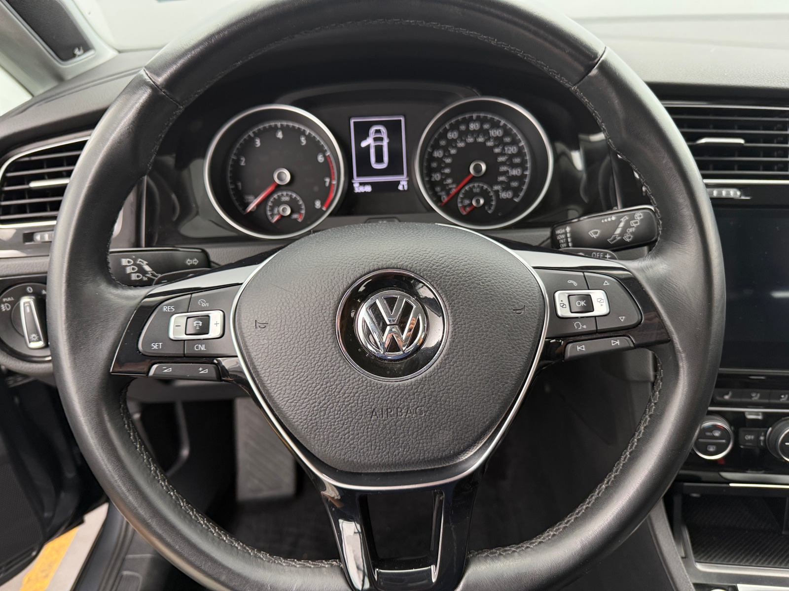 Thumbnail: 2018 Volkswagen e-Golf - 4