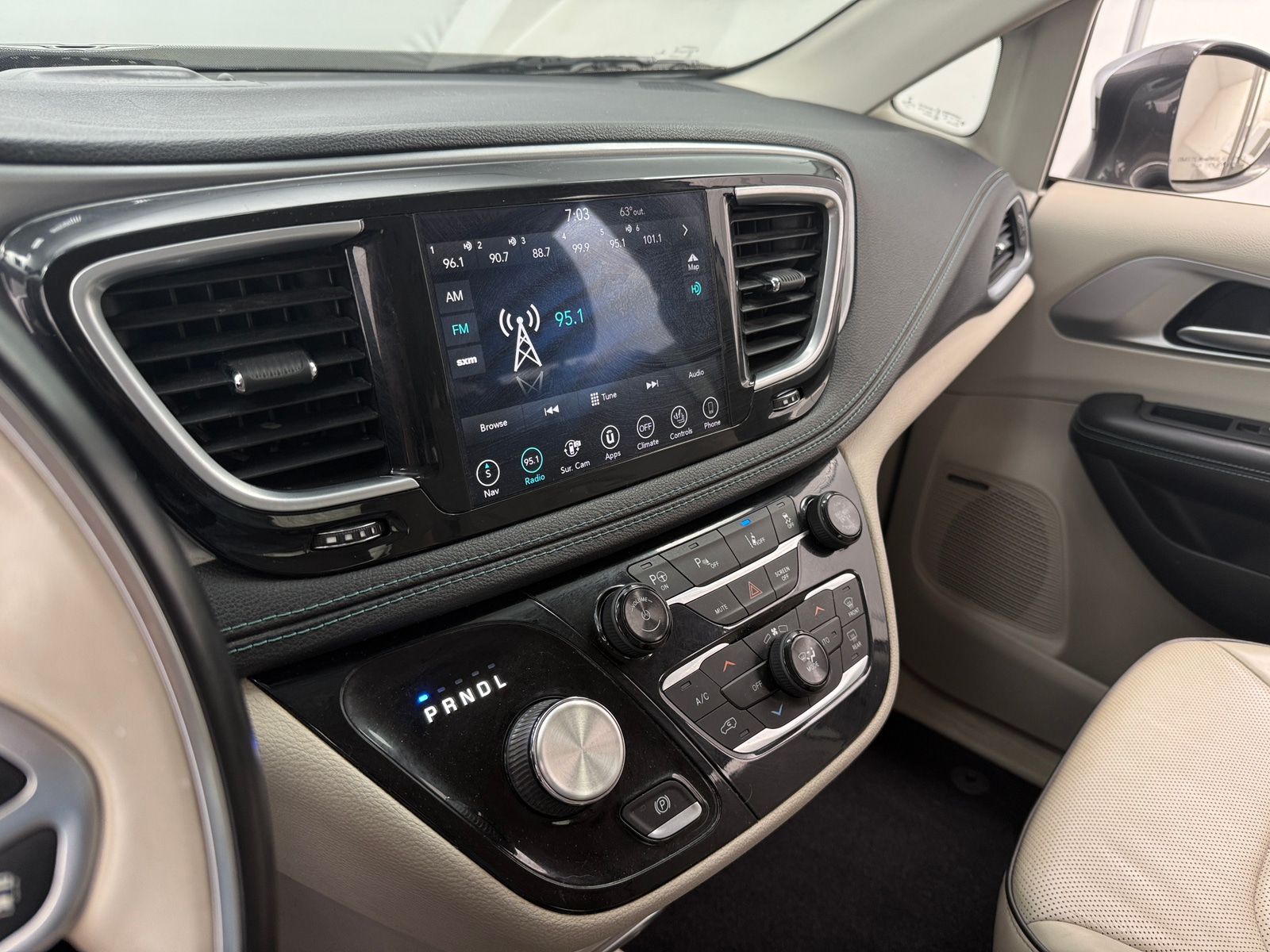 Thumbnail: 2018 Chrysler Pacifica - 3