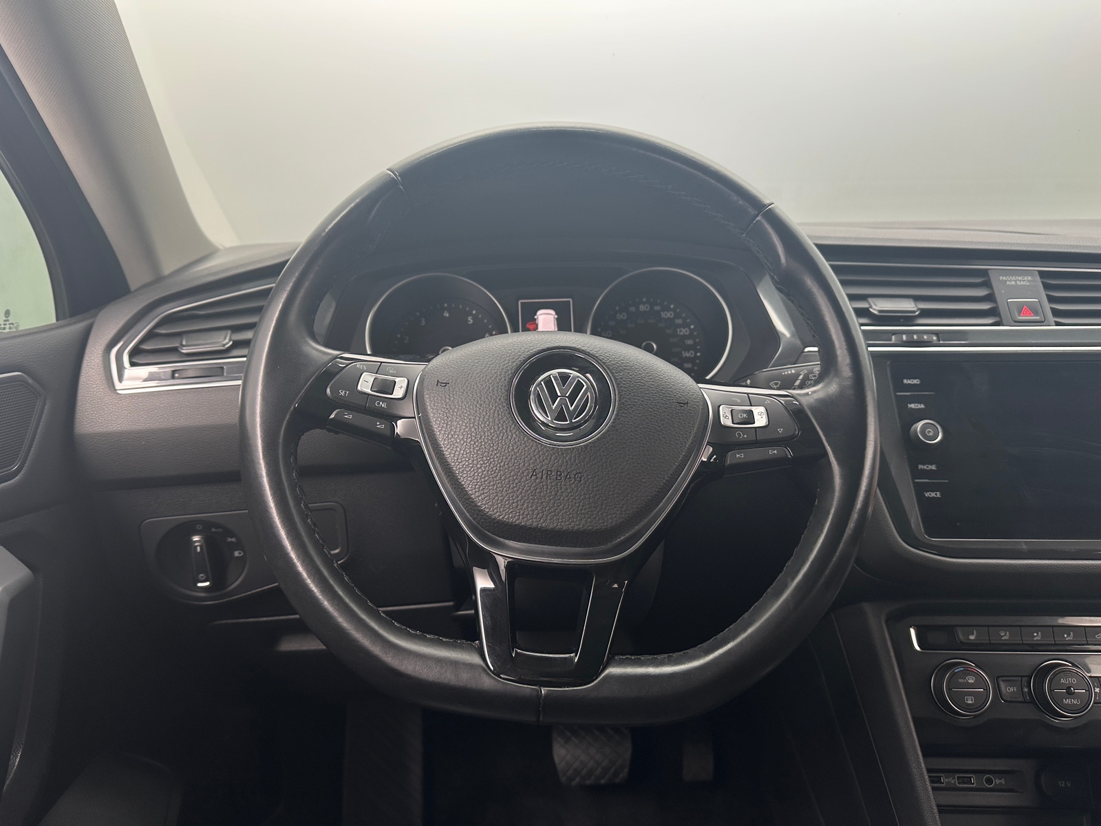 Thumbnail: 2018 Volkswagen Tiguan - 4