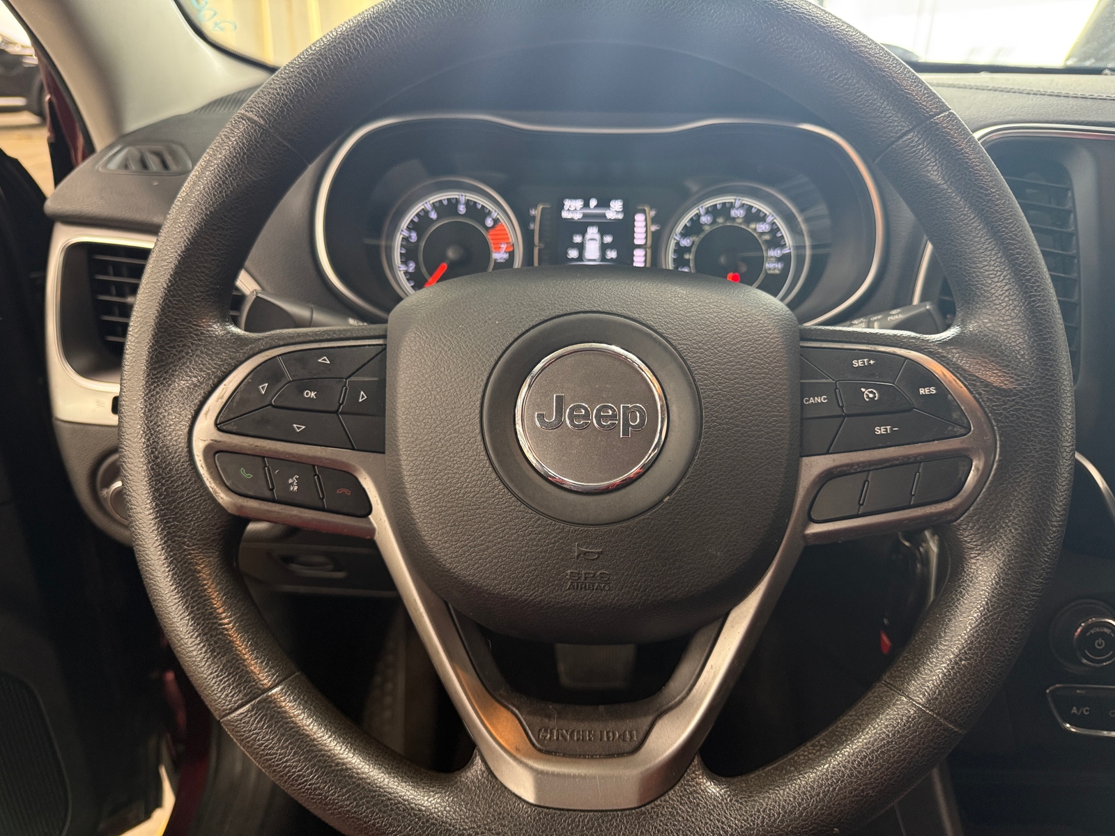 Thumbnail: 2019 Jeep Cherokee - 5