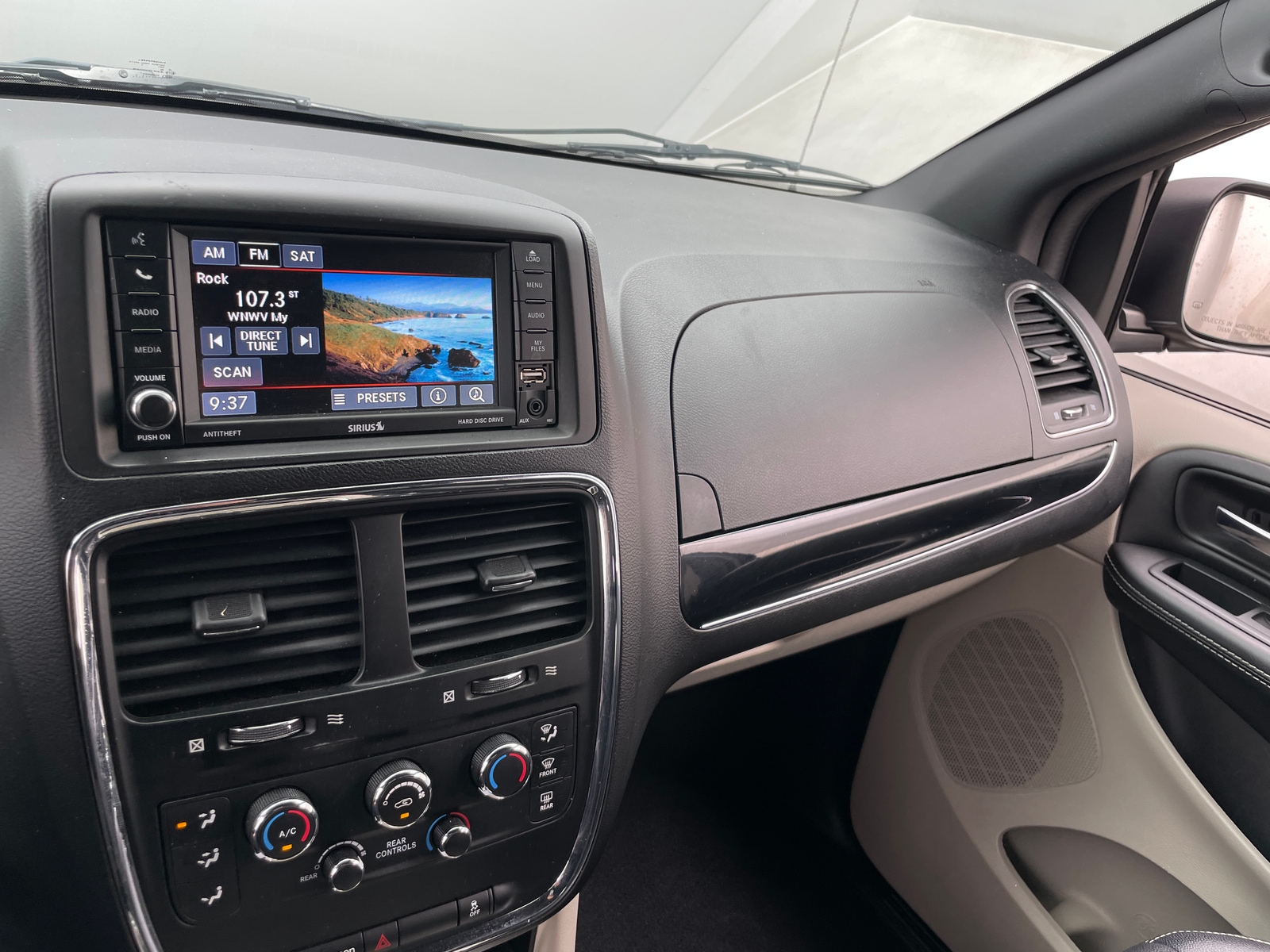 Thumbnail: 2017 Dodge Grand Caravan - 3