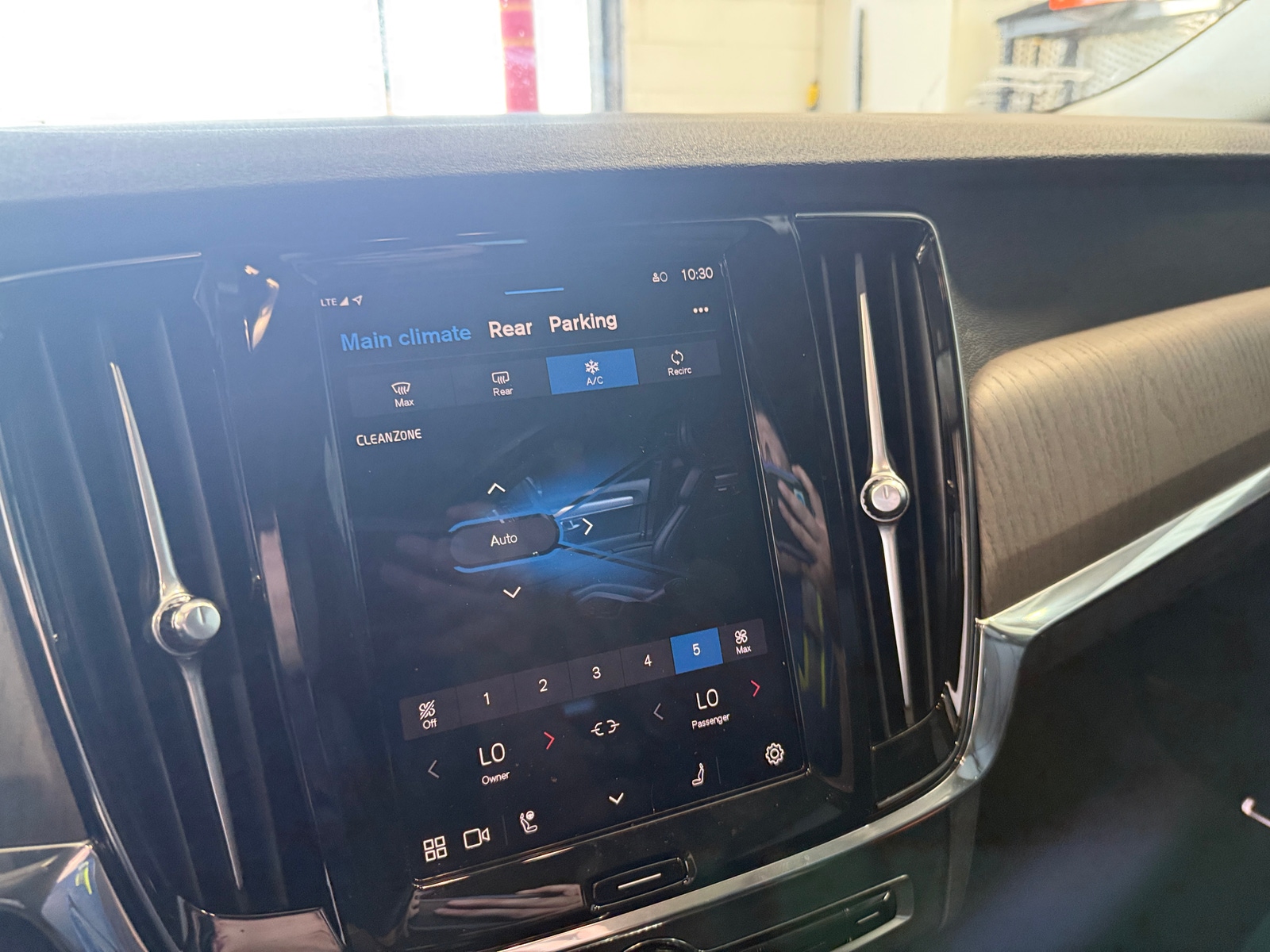 Thumbnail: 2024 Volvo S90 - 3