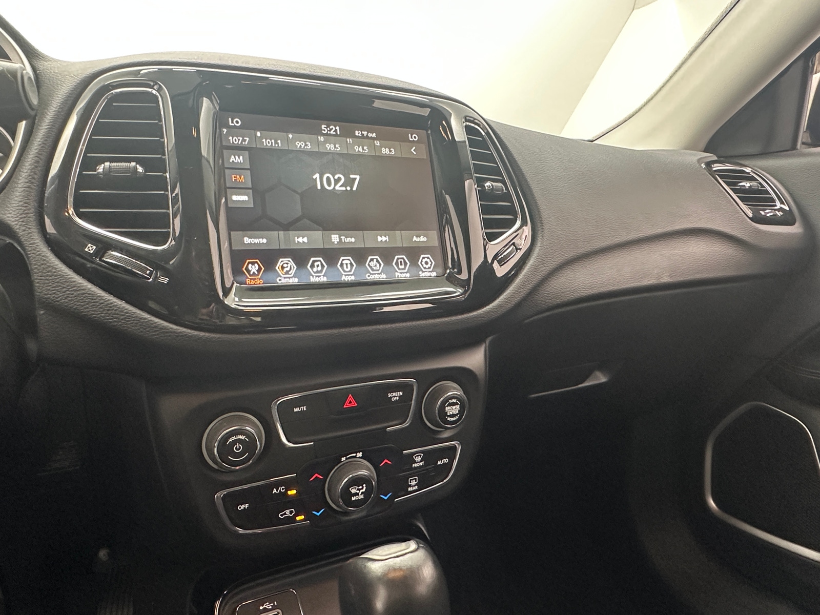 Thumbnail: 2019 Jeep Compass - 3