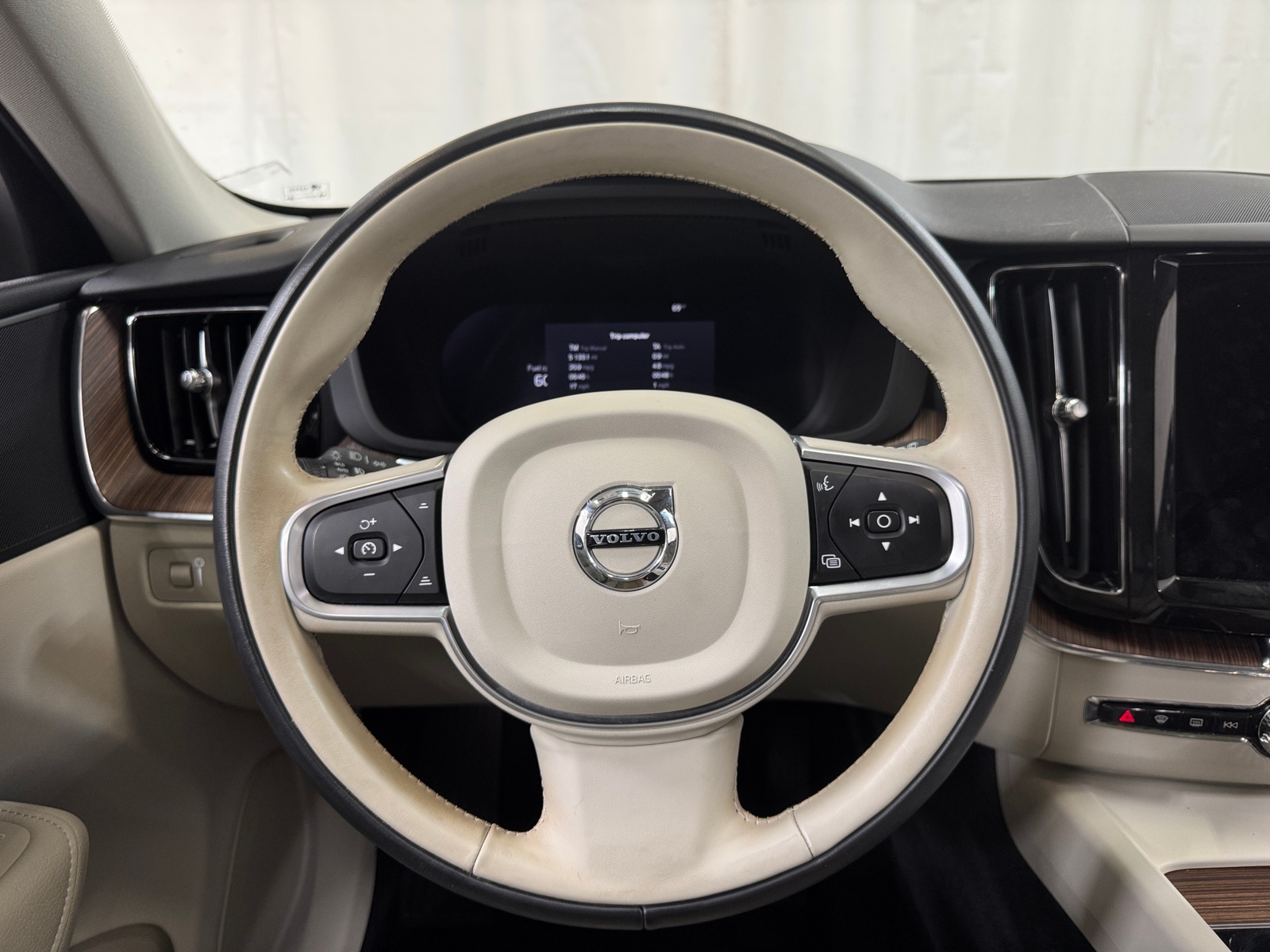 Thumbnail: 2022 Volvo XC60 - 5