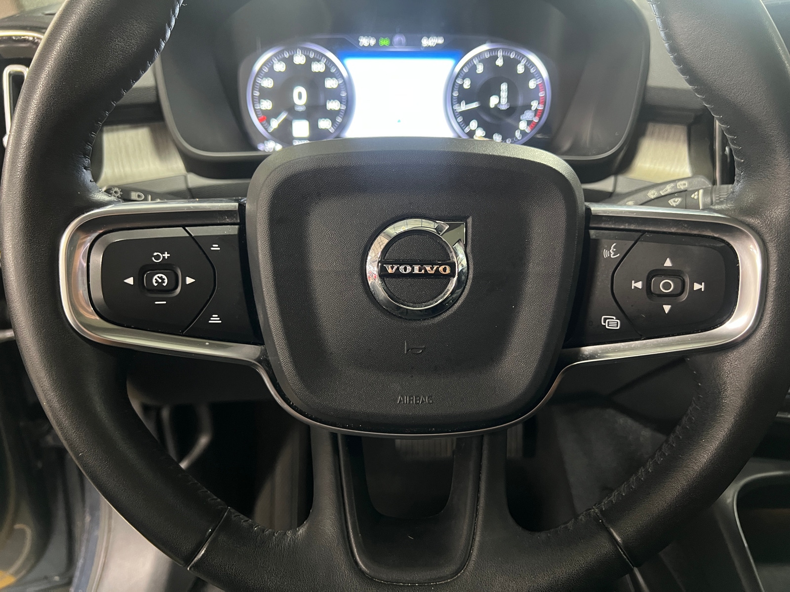 Thumbnail: 2019 Volvo XC40 - 4