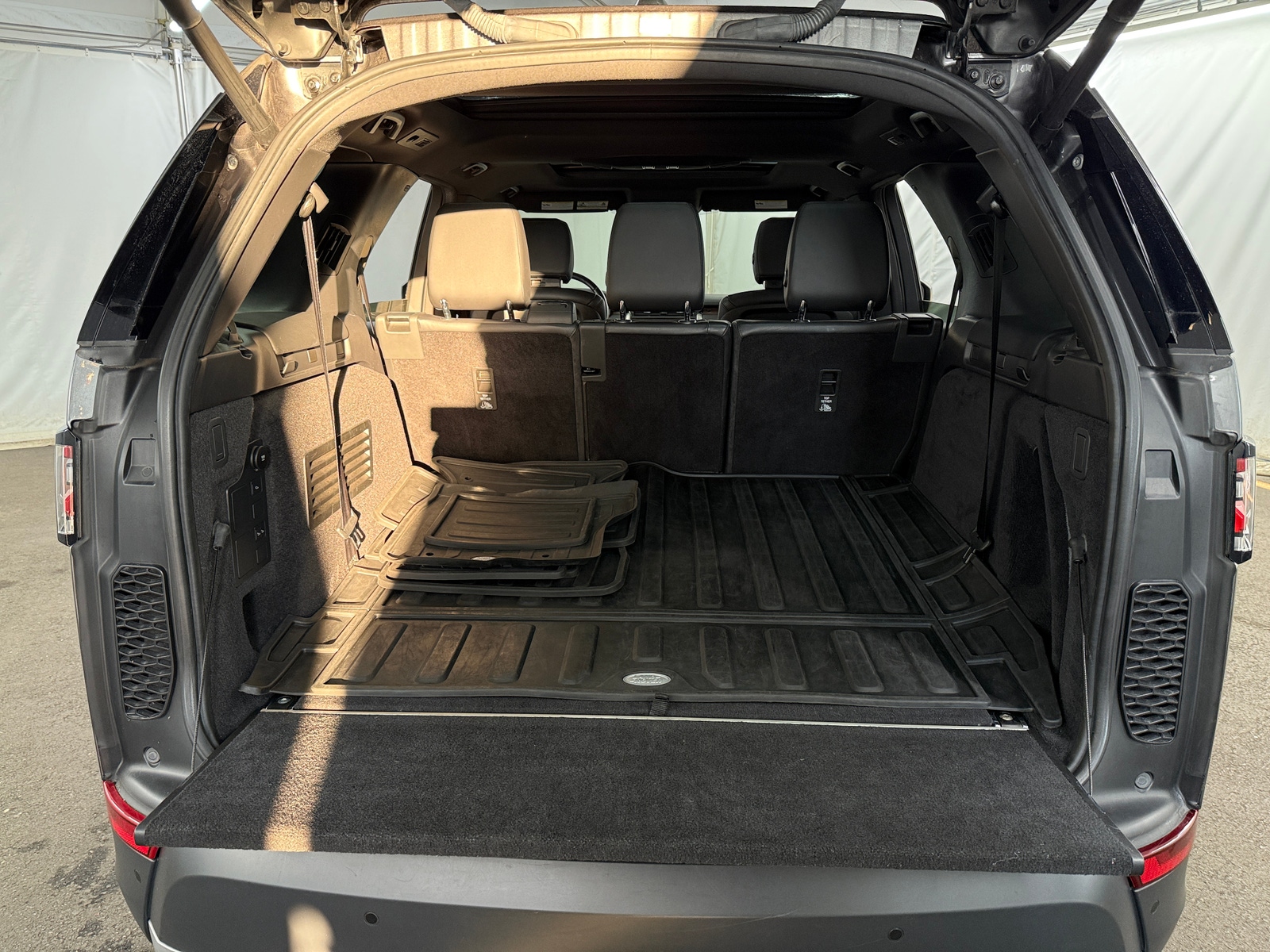 Thumbnail: 2019 Land Rover Discovery - 6
