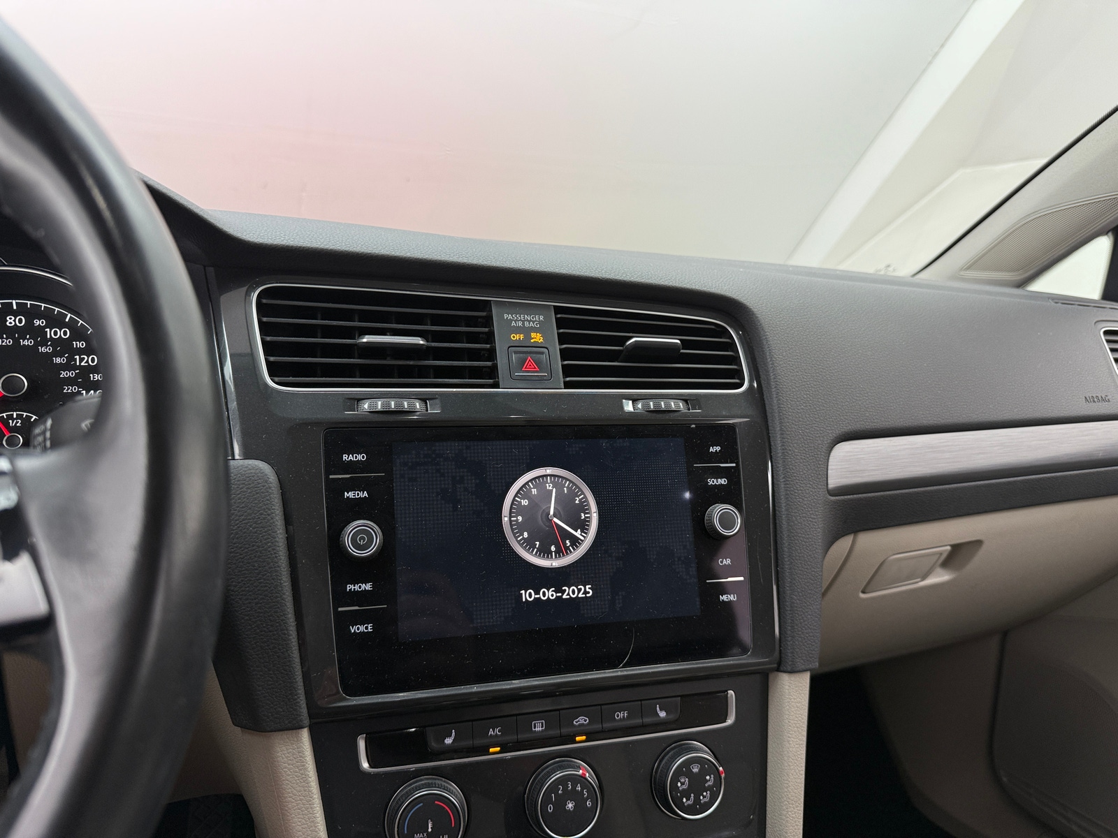 Thumbnail: 2018 Volkswagen e-Golf - 3