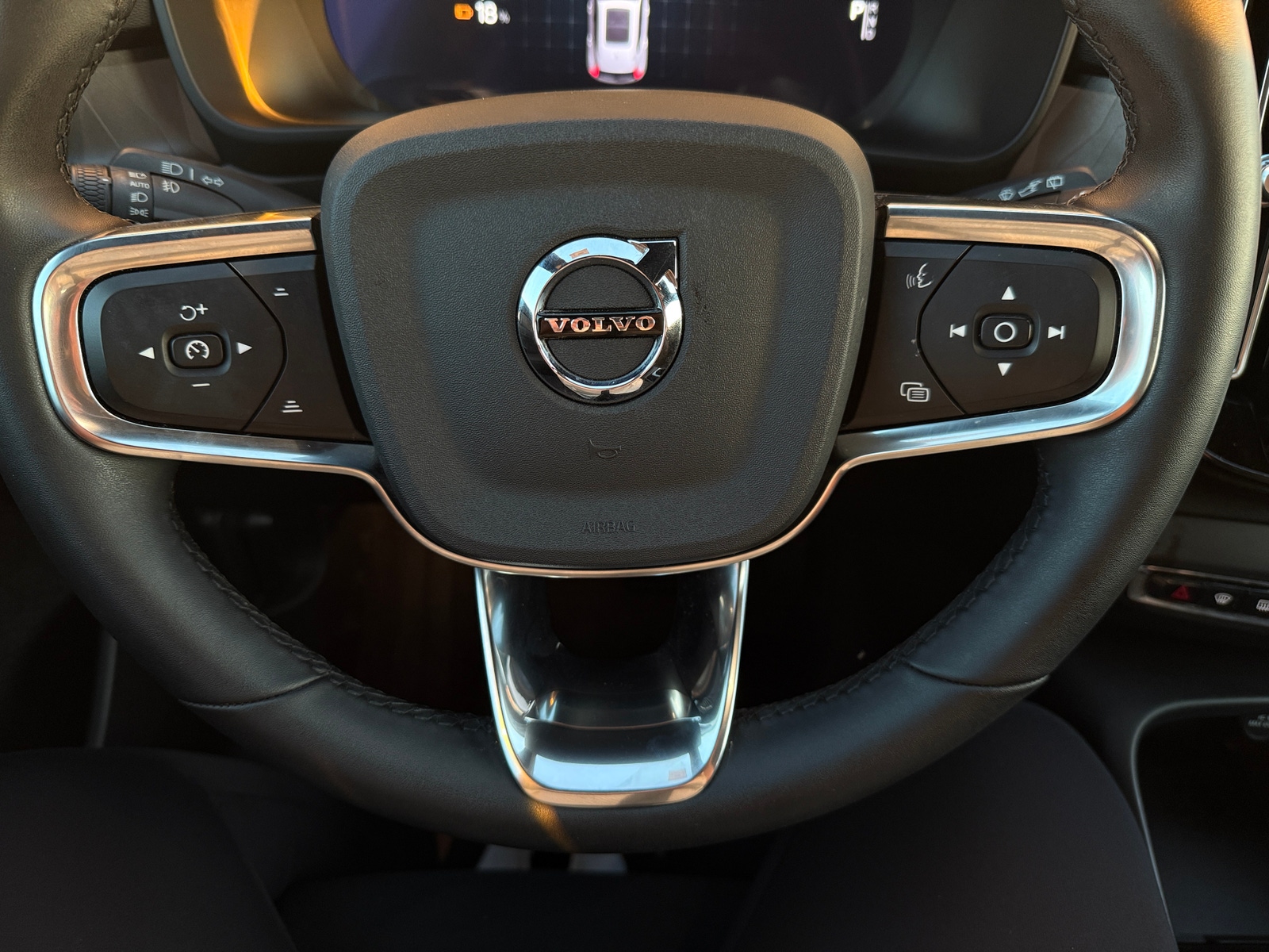 Thumbnail: 2023 Volvo XC40 - 5