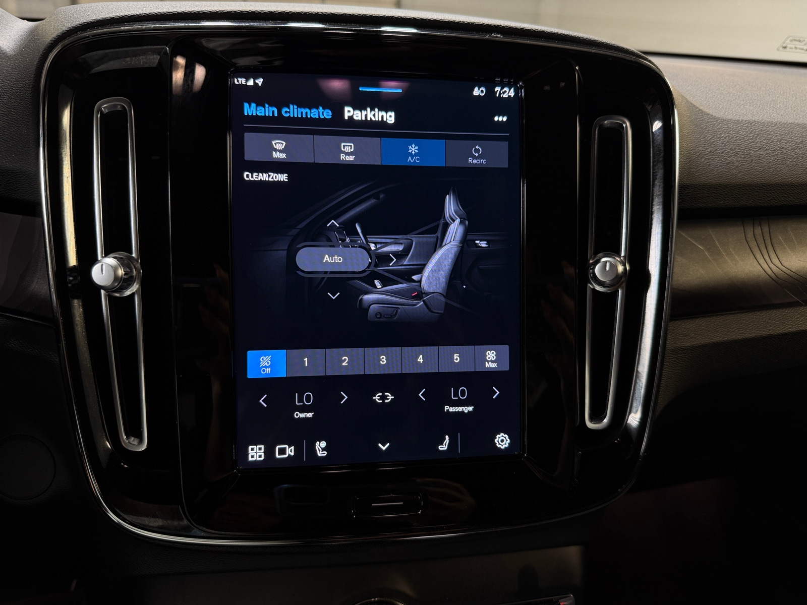 Thumbnail: 2023 Volvo XC40 - 4