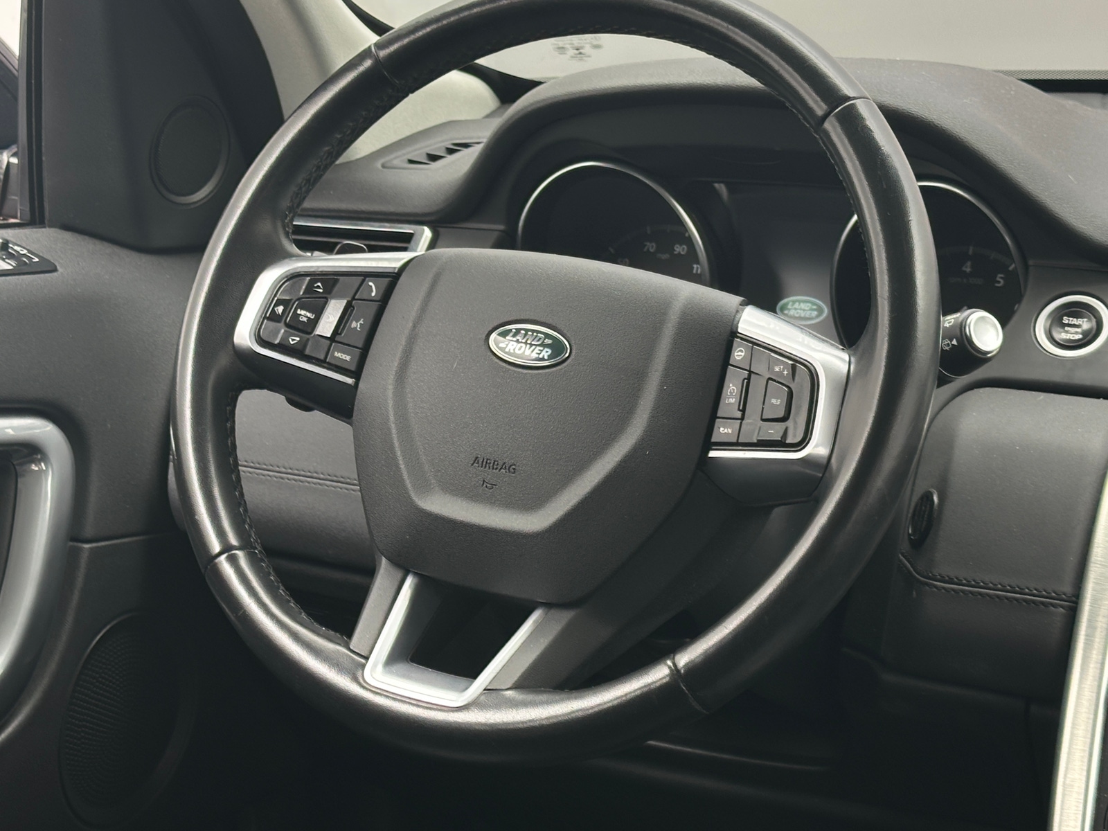 Thumbnail: 2019 Land Rover Discovery Sport - 4