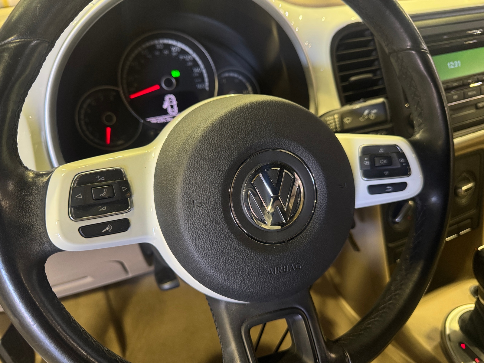 Thumbnail: 2015 Volkswagen Beetle - 4