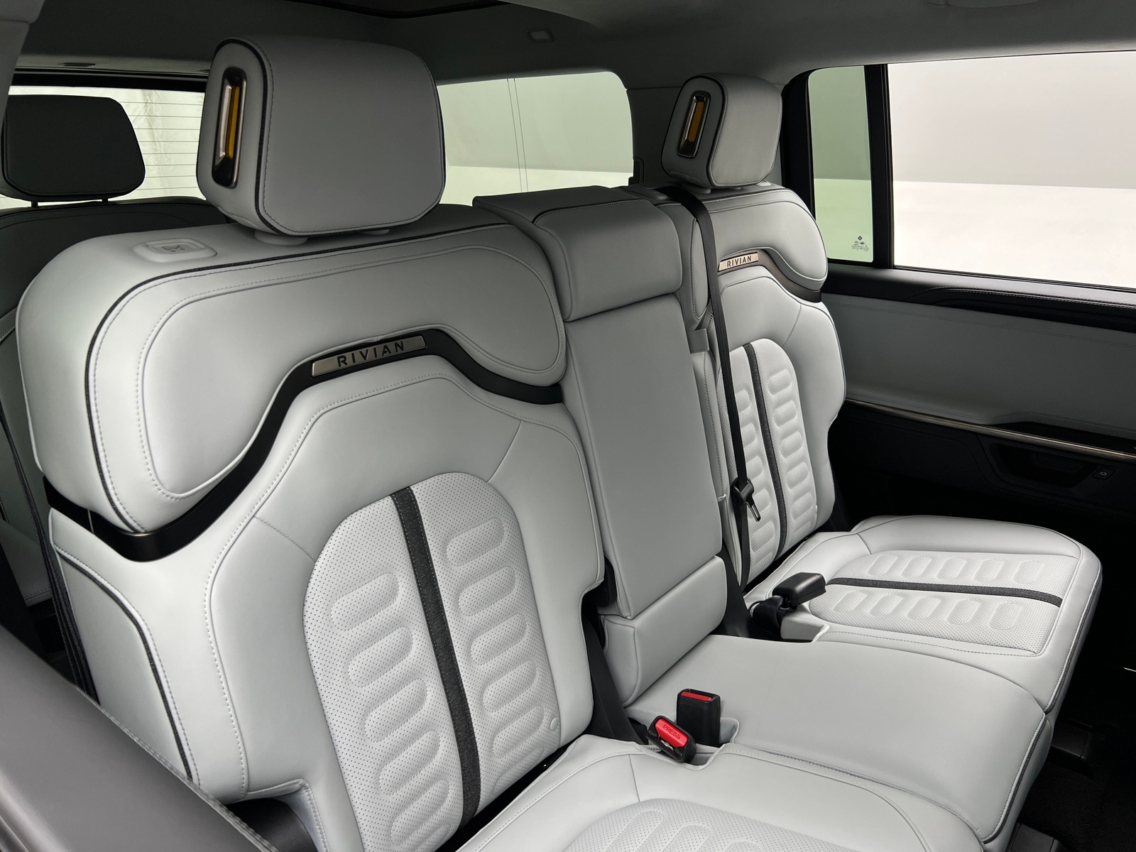 Thumbnail: 2025 Rivian R1S - 5