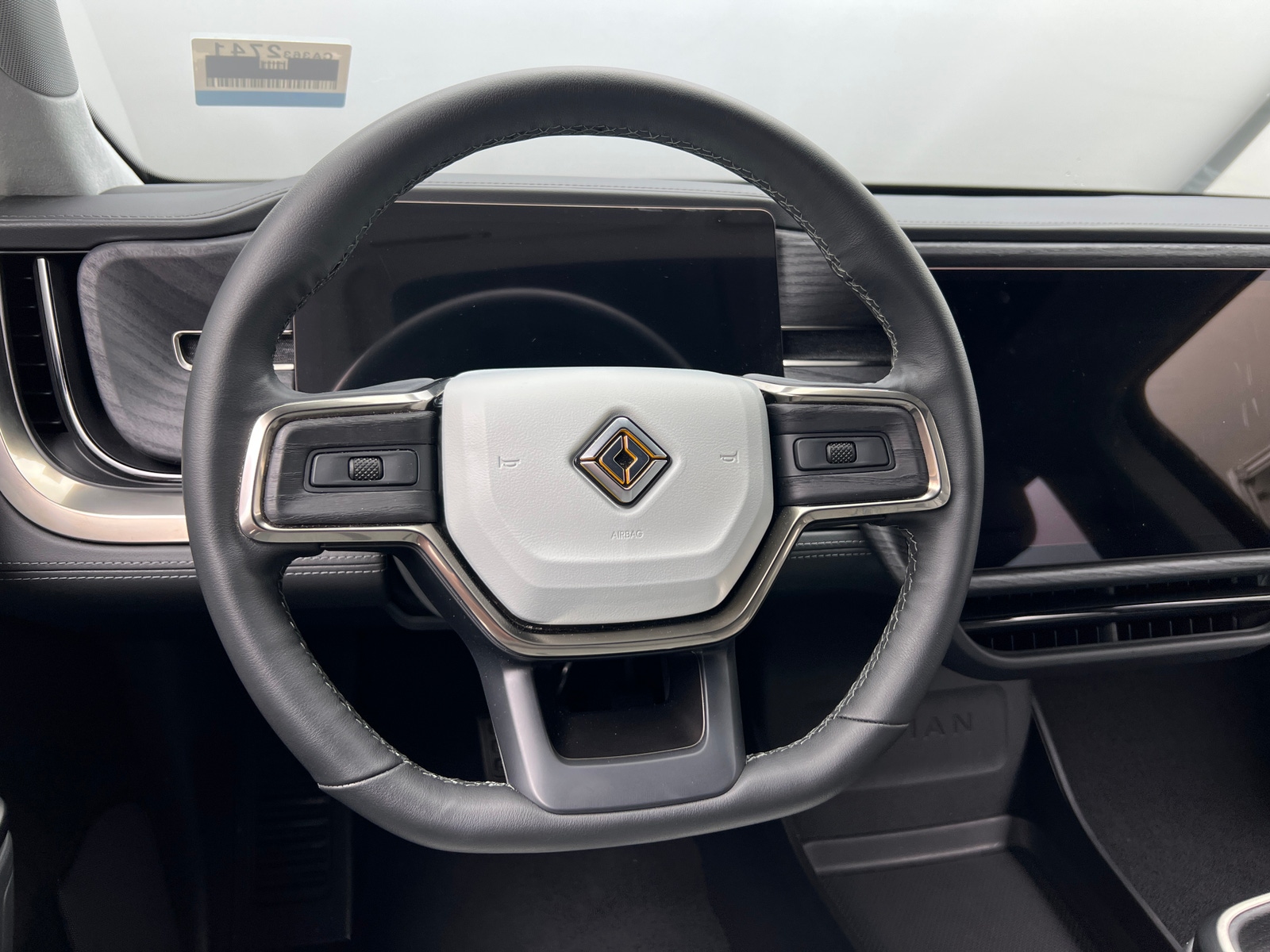 Thumbnail: 2025 Rivian R1S - 4