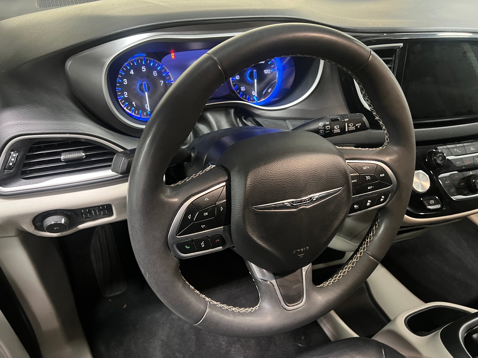 Thumbnail: 2022 Chrysler Pacifica - 4