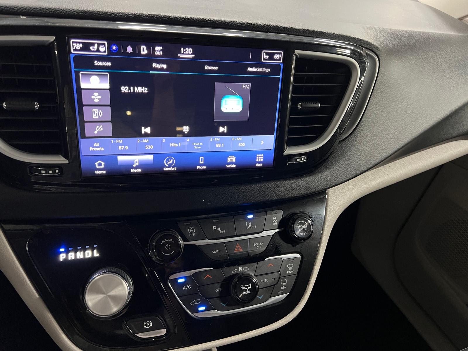Thumbnail: 2022 Chrysler Pacifica - 3