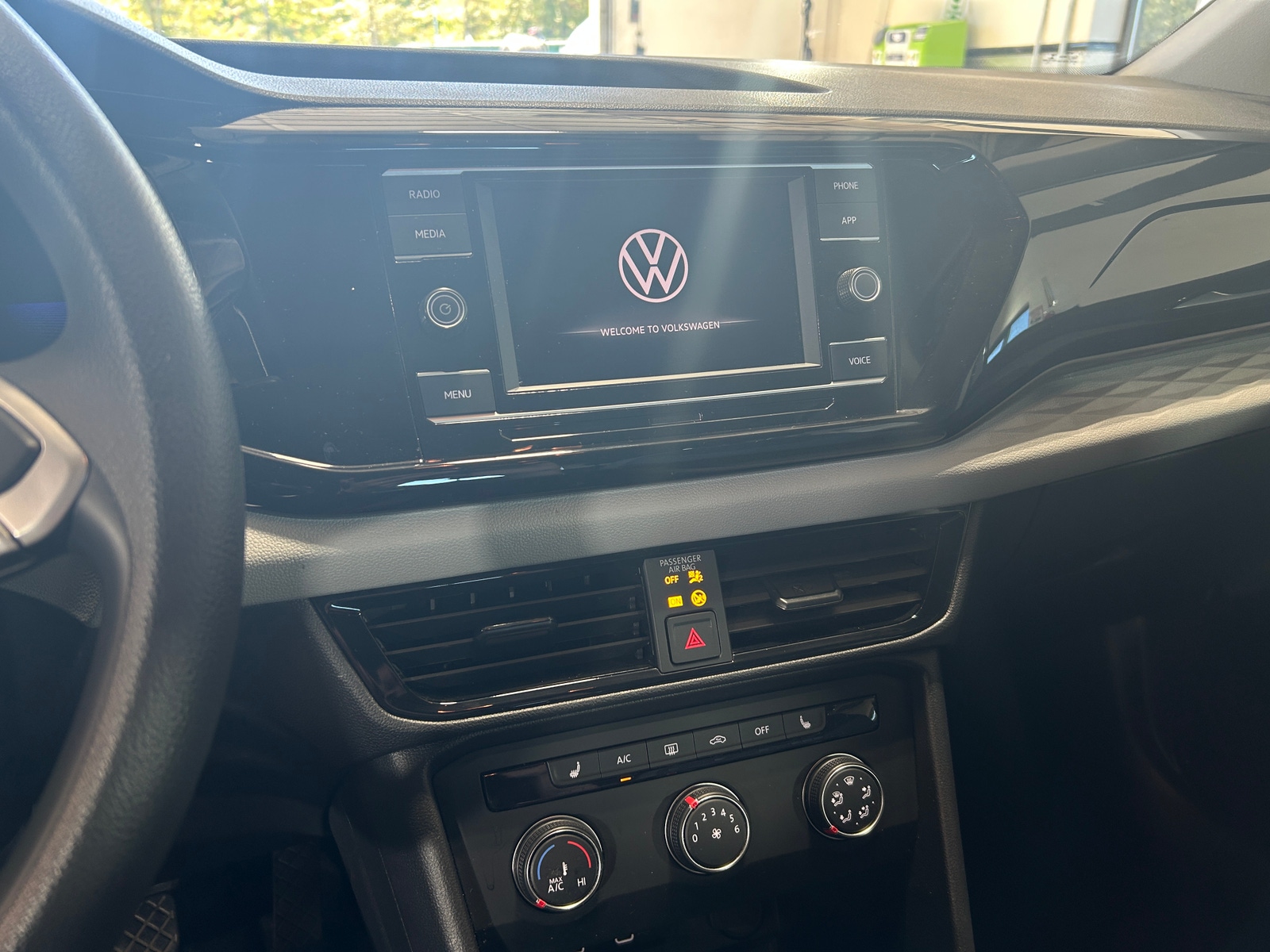 Thumbnail: 2022 Volkswagen Taos - 4