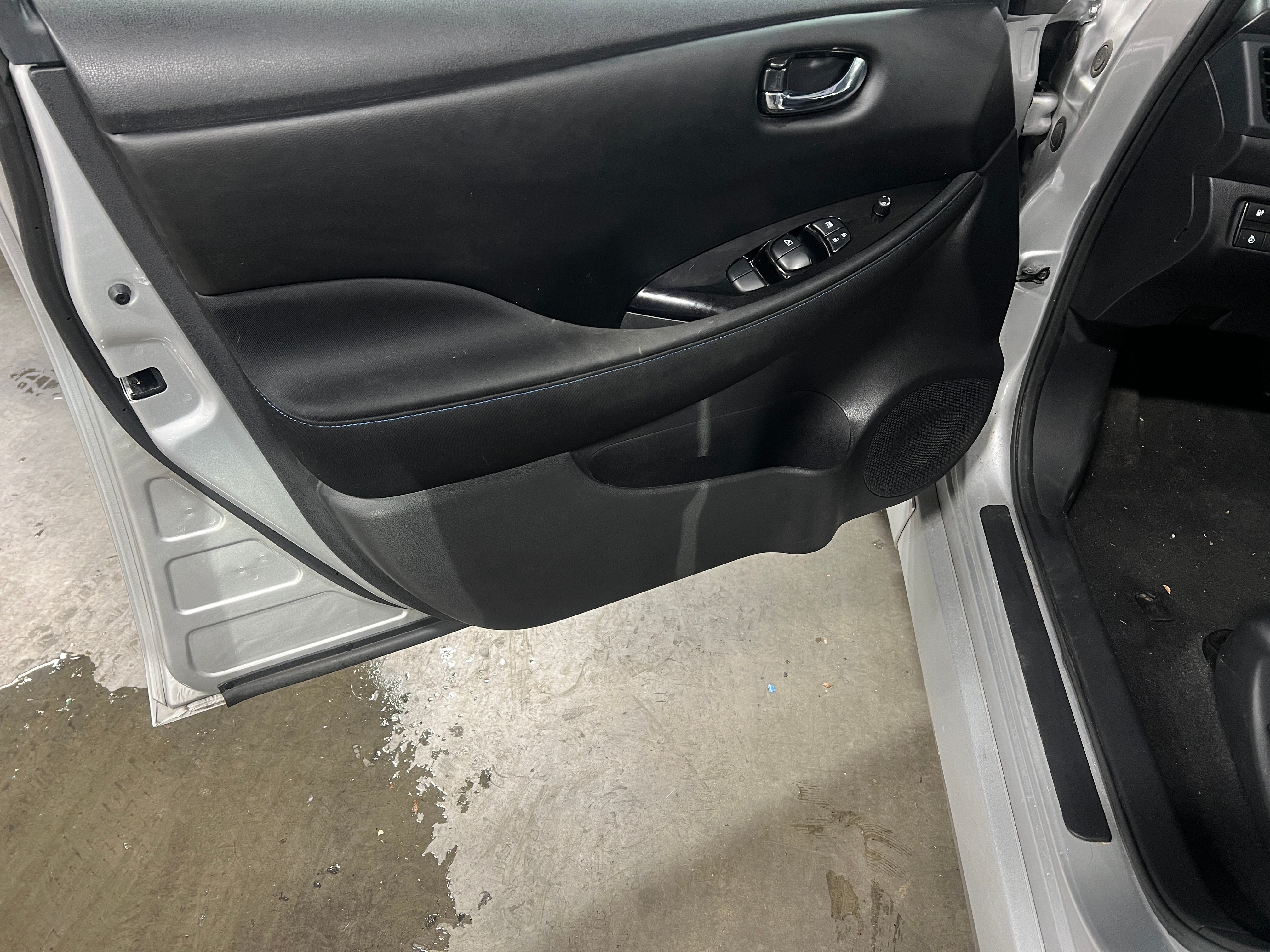 Used 2021 Nissan Leaf SV with VIN 1N4AZ1CV4MC555583 for sale in Oak Creek, WI