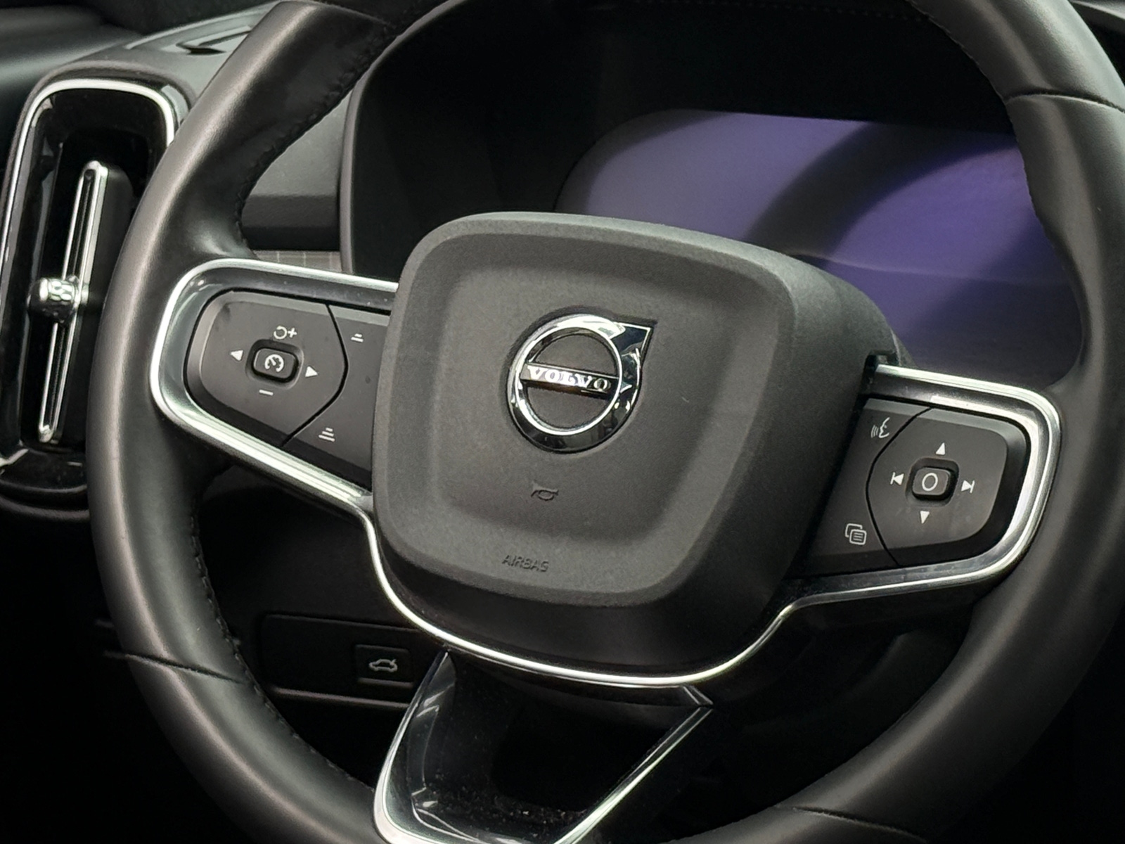 Thumbnail: 2024 Volvo XC40 - 5