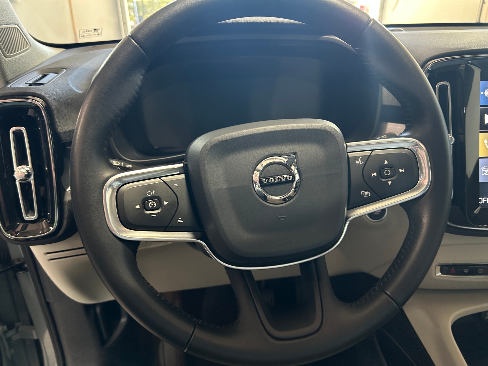 Thumbnail: 2019 Volvo XC40 - 4