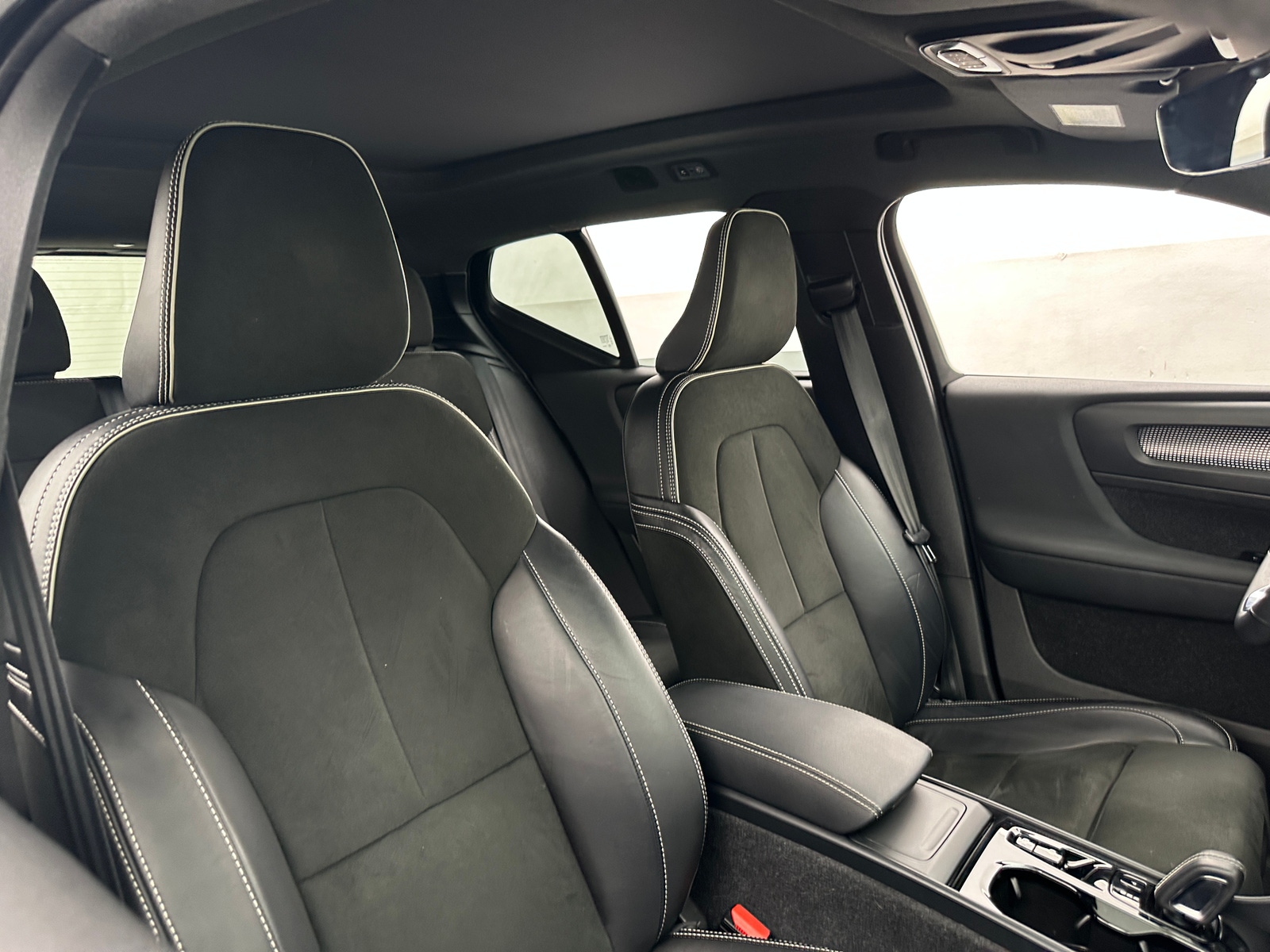 Thumbnail: 2022 Volvo XC40 - 2