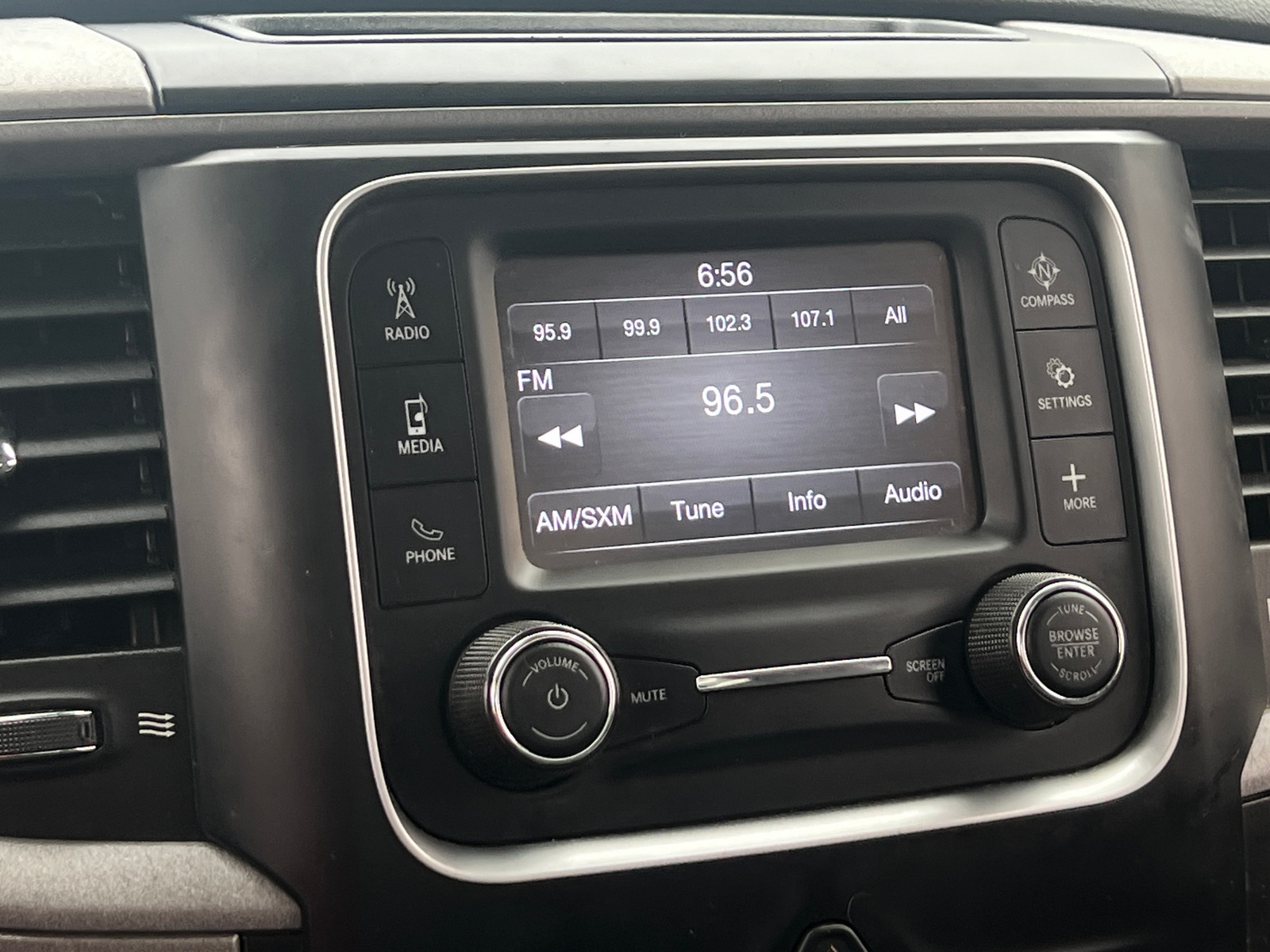 Thumbnail: 2021 RAM 1500 Classic - 4