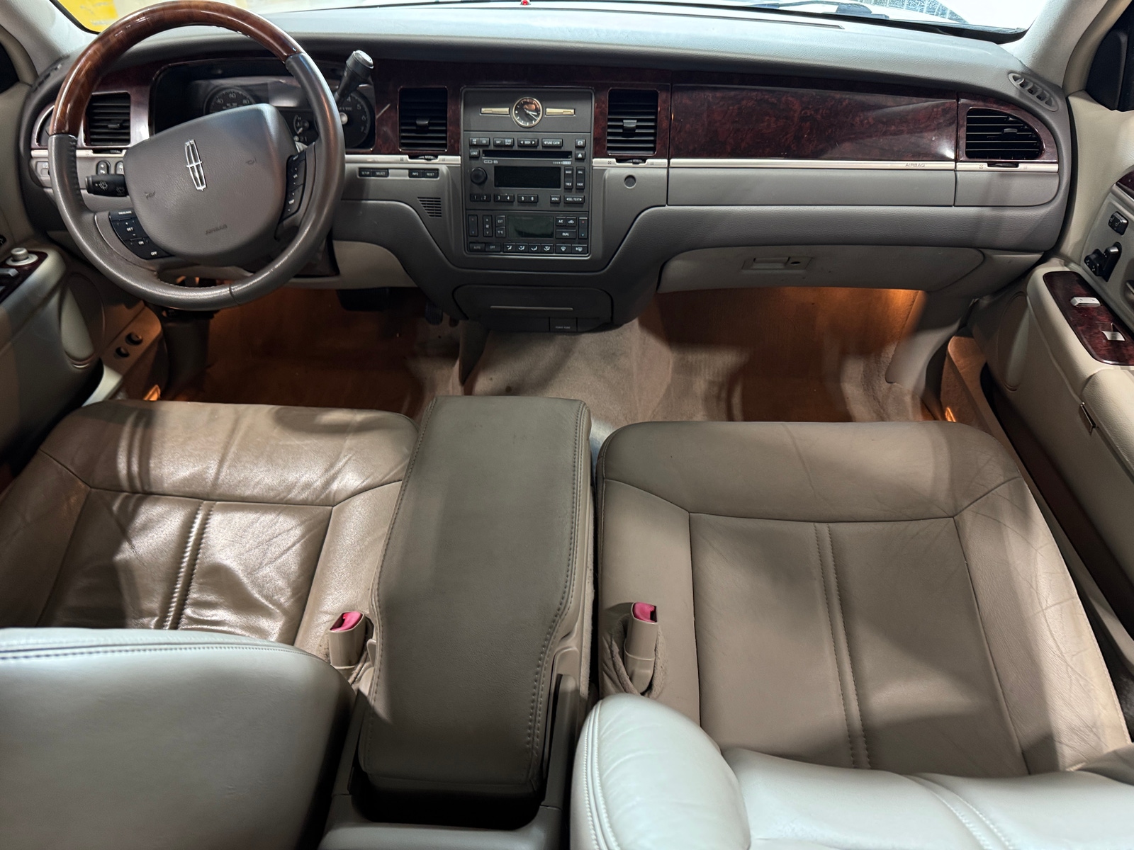 Thumbnail: 2010 Lincoln Town Car - 2