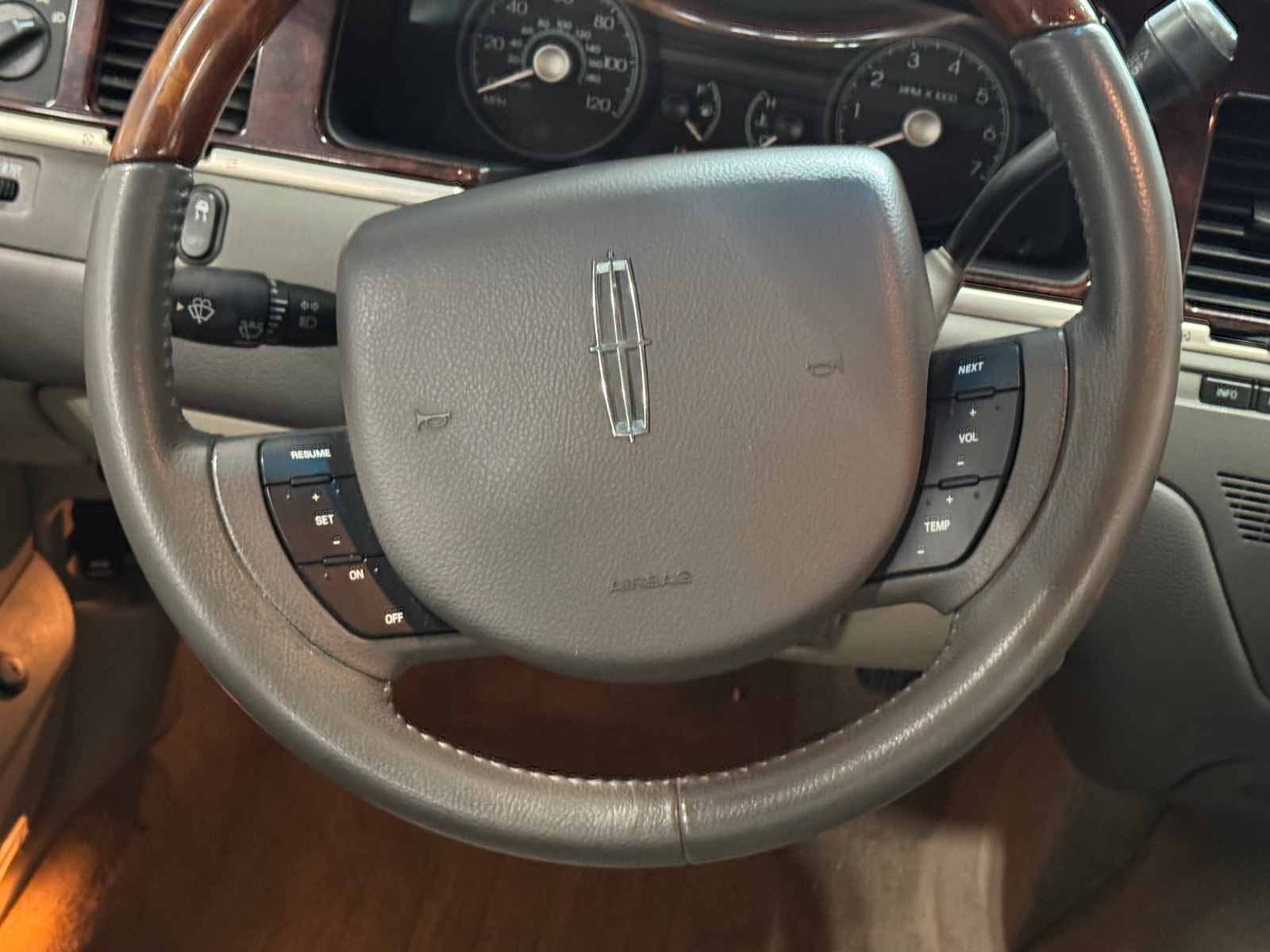 Thumbnail: 2010 Lincoln Town Car - 4