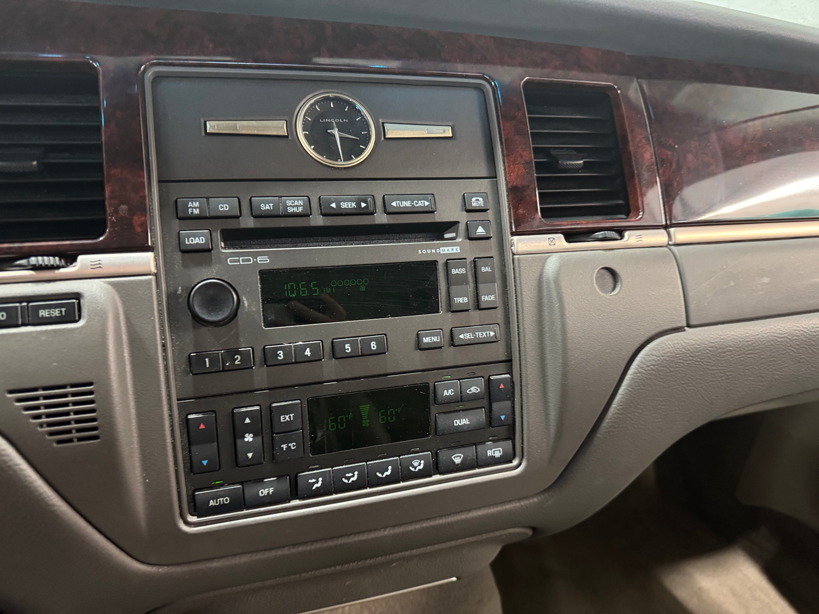 Thumbnail: 2010 Lincoln Town Car - 3