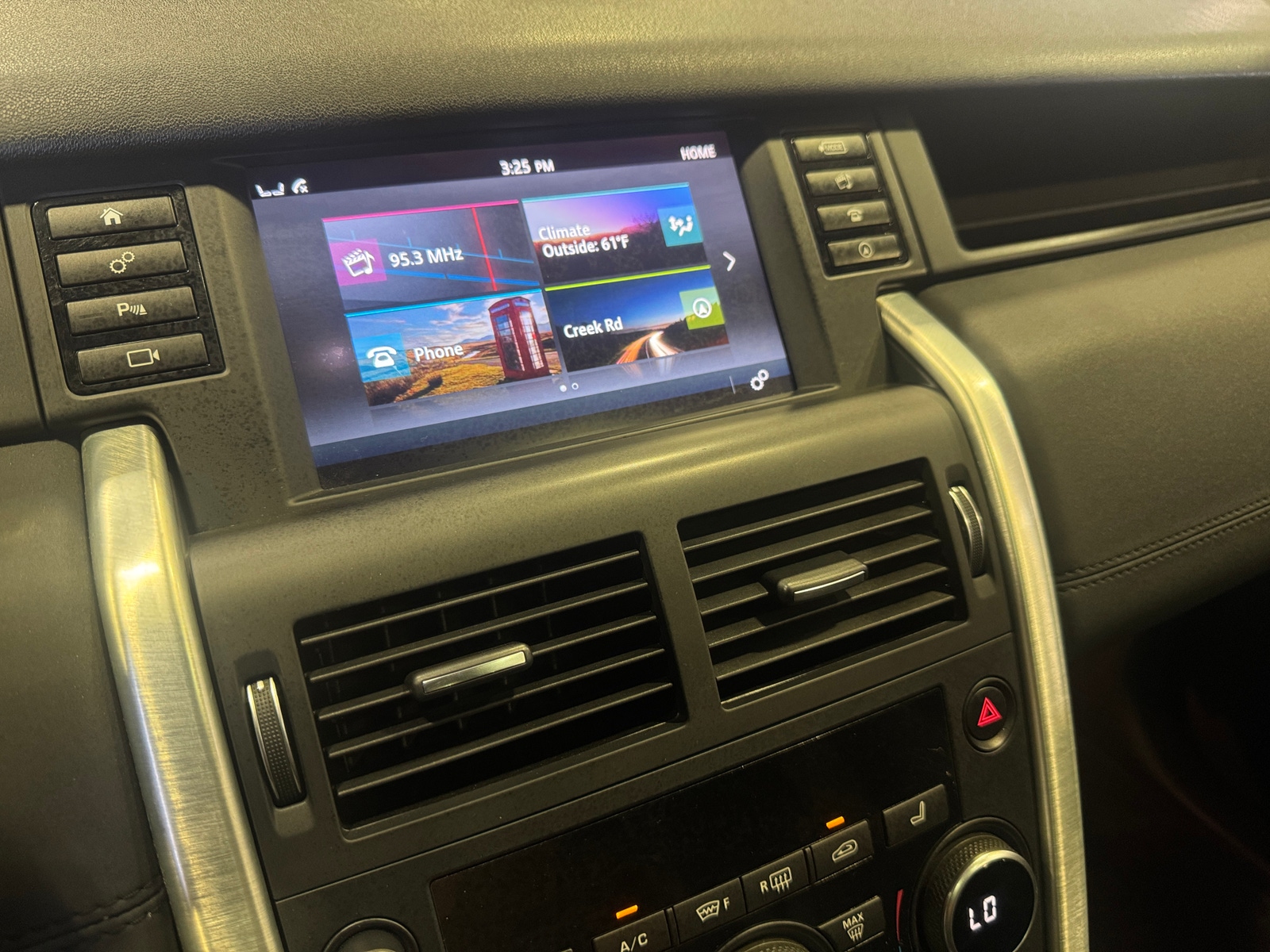 Thumbnail: 2018 Land Rover Discovery Sport - 3