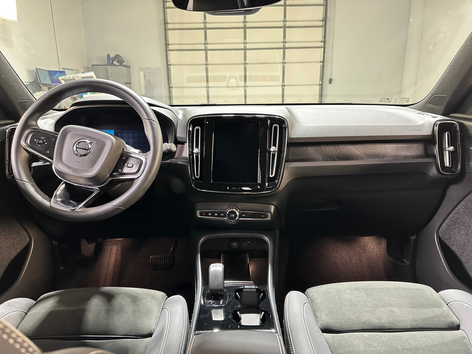 Thumbnail: 2023 Volvo XC40 - 3