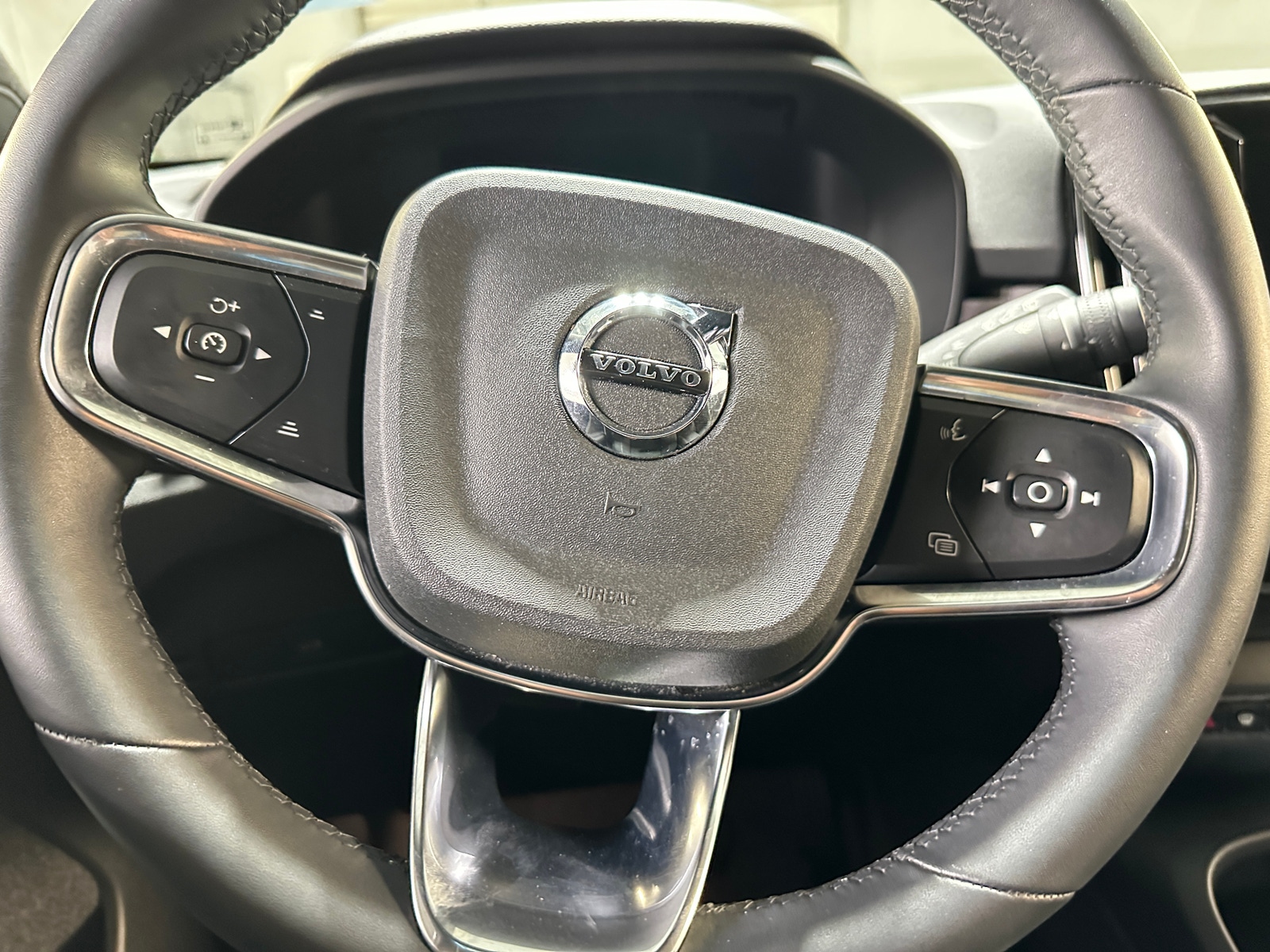 Thumbnail: 2023 Volvo XC40 - 5