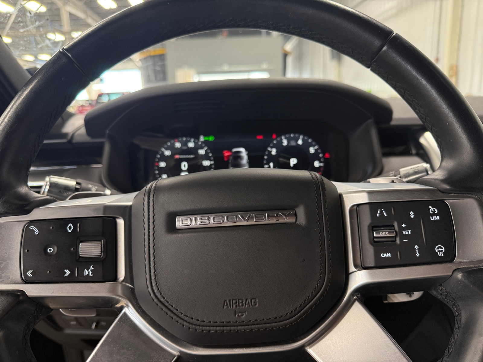 Thumbnail: 2022 Land Rover Discovery - 4