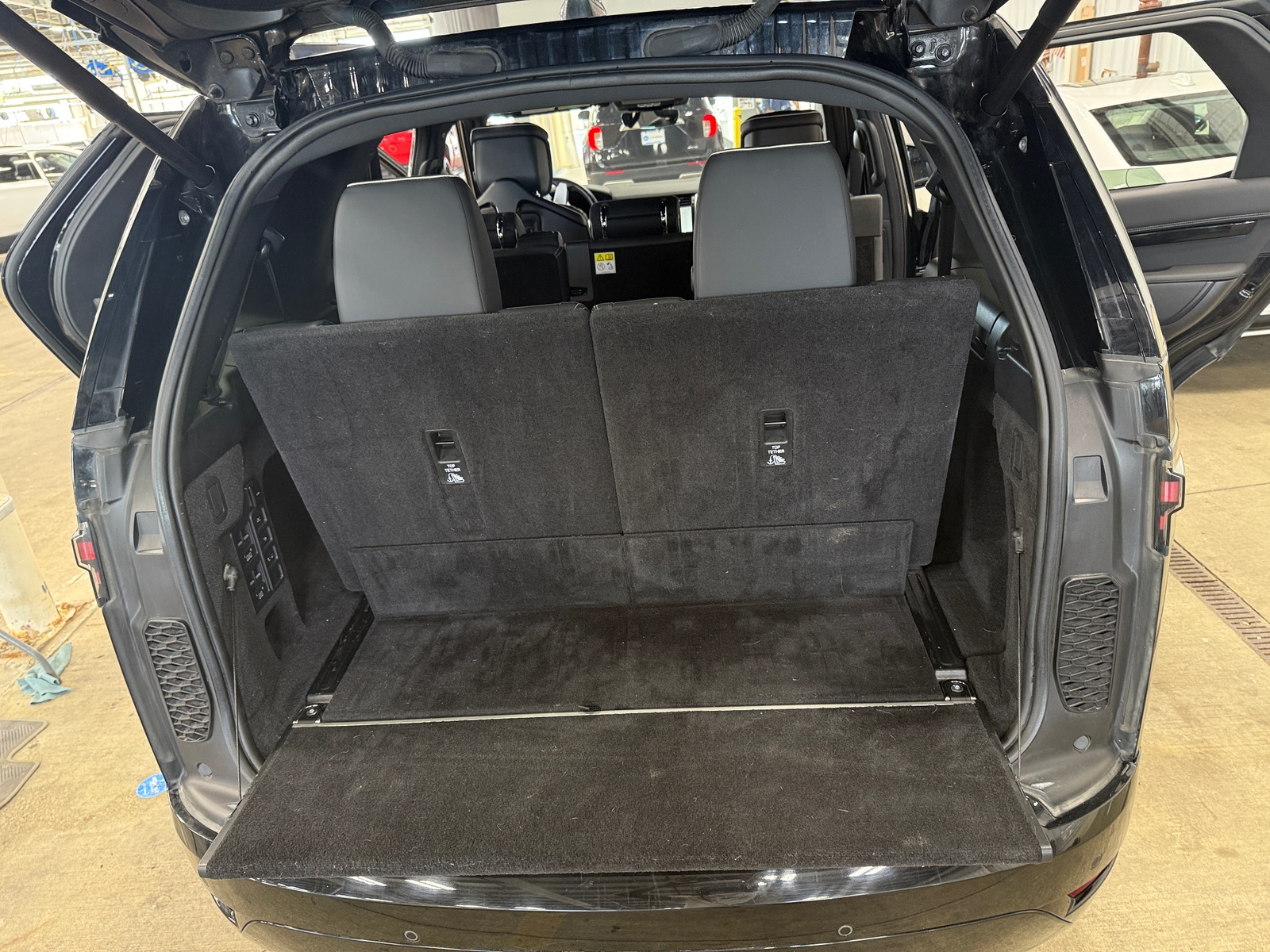 Thumbnail: 2022 Land Rover Discovery - 6