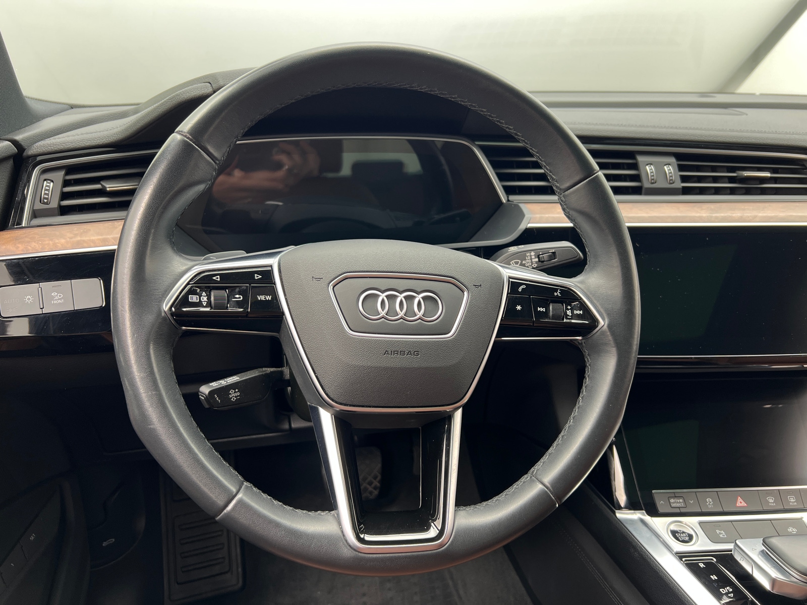 Thumbnail: 2022 Audi e-tron S - 4
