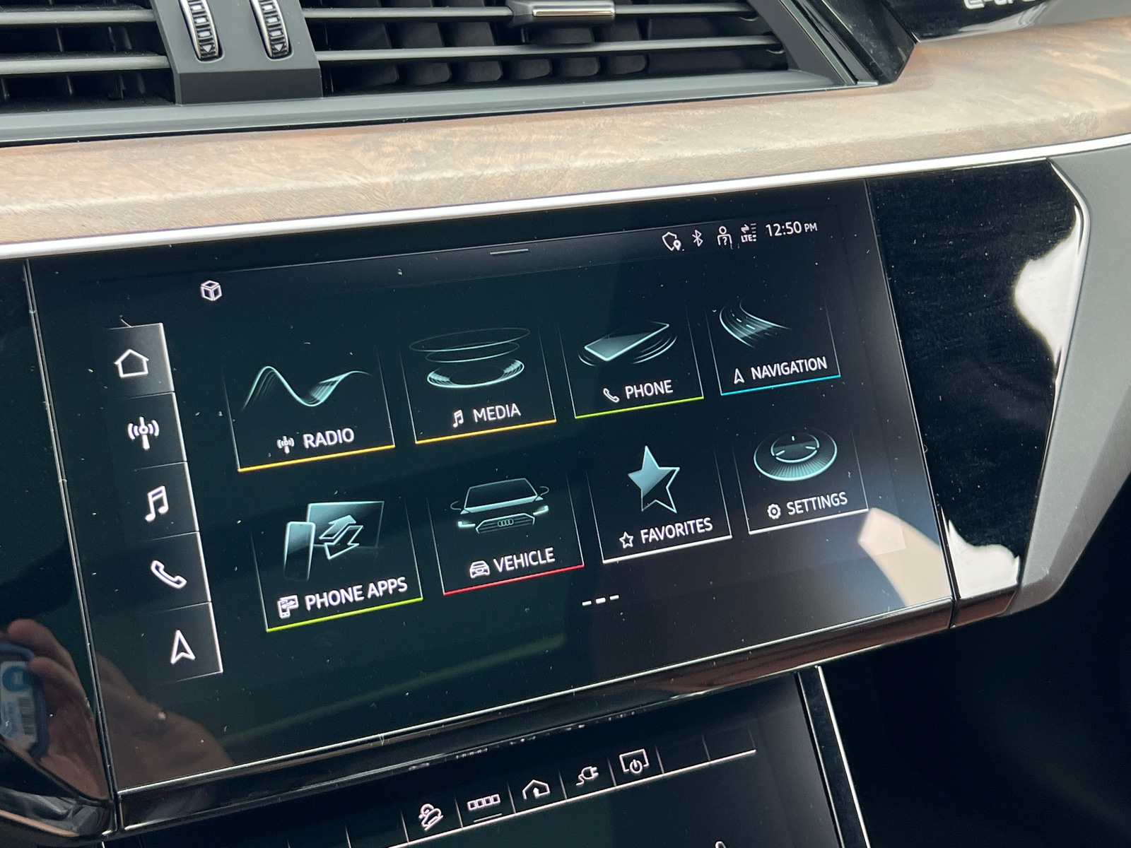 Thumbnail: 2022 Audi e-tron S - 3