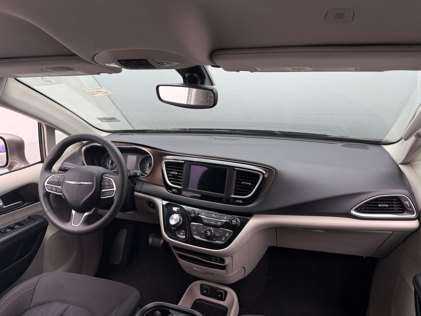 Thumbnail: 2018 Chrysler Pacifica - 3