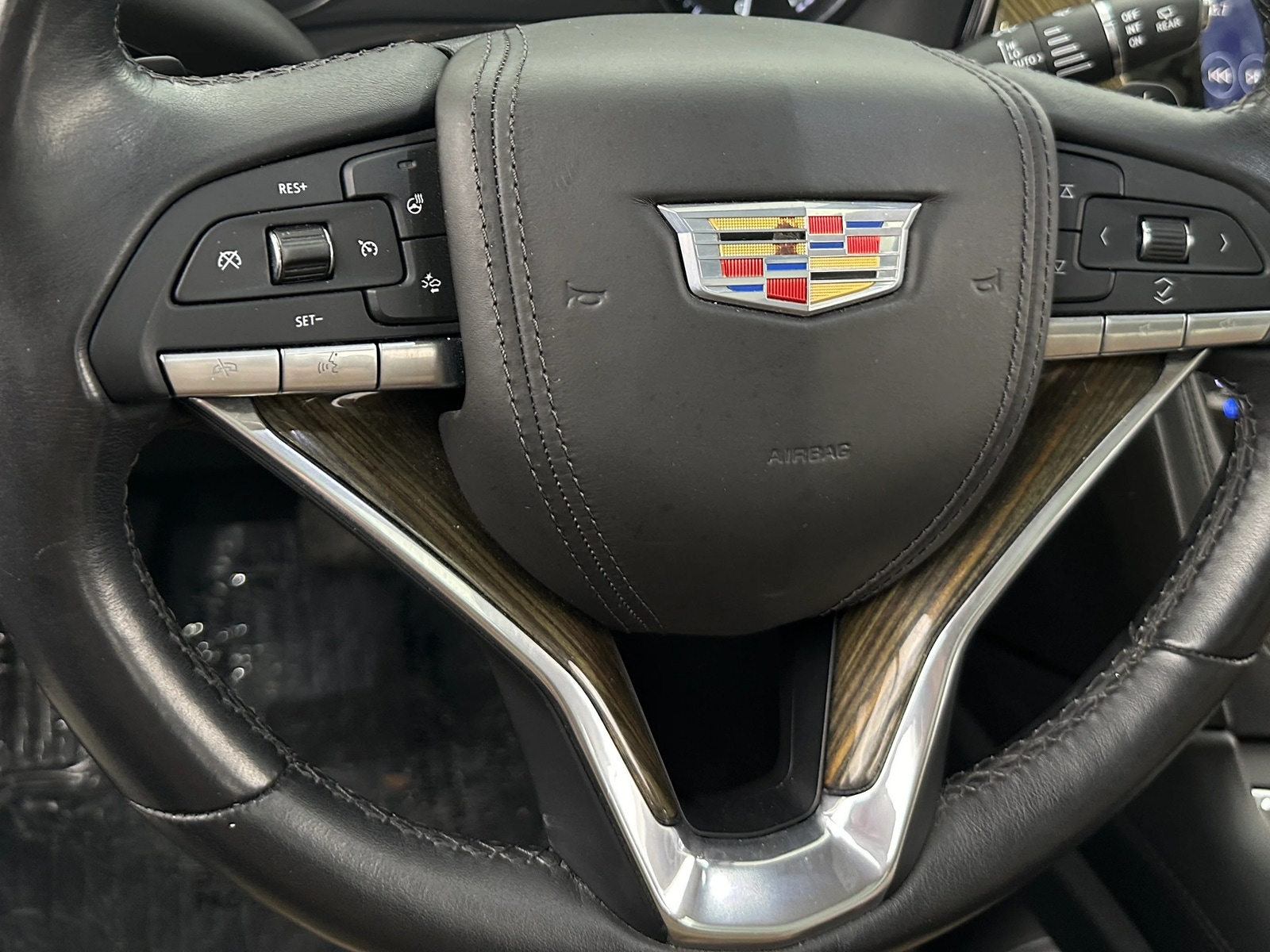 Thumbnail: 2021 Cadillac XT6 - 4