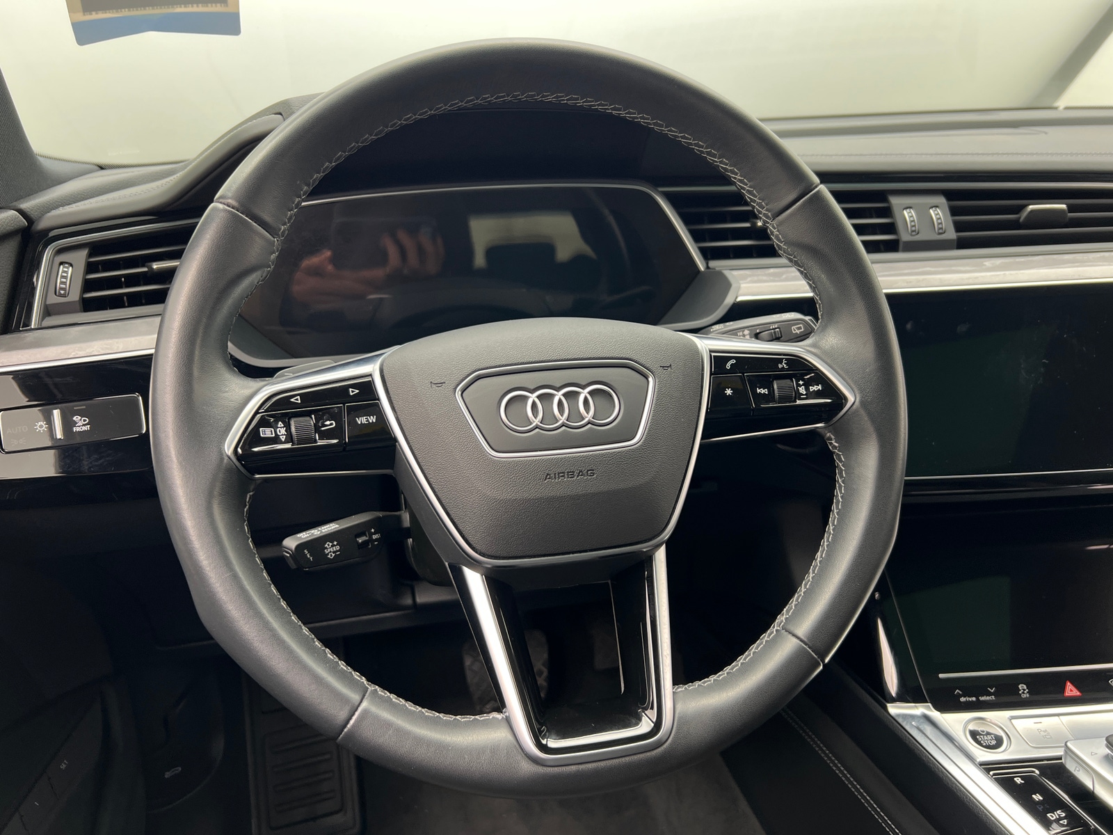 Thumbnail: 2023 Audi e-tron - 4