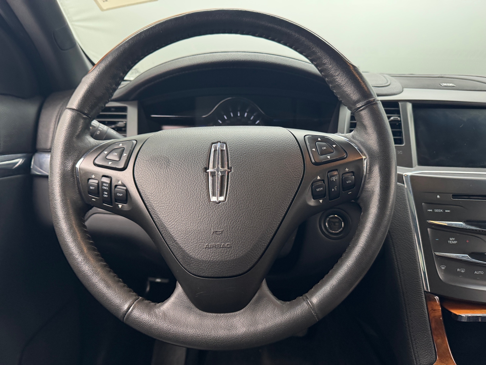 Thumbnail: 2015 Lincoln MKS - 4