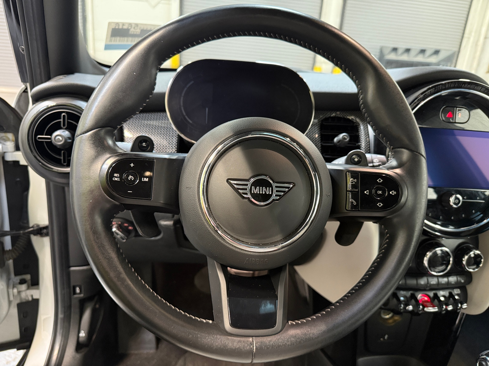 Thumbnail: 2022 MINI Cooper Hardtop - 4