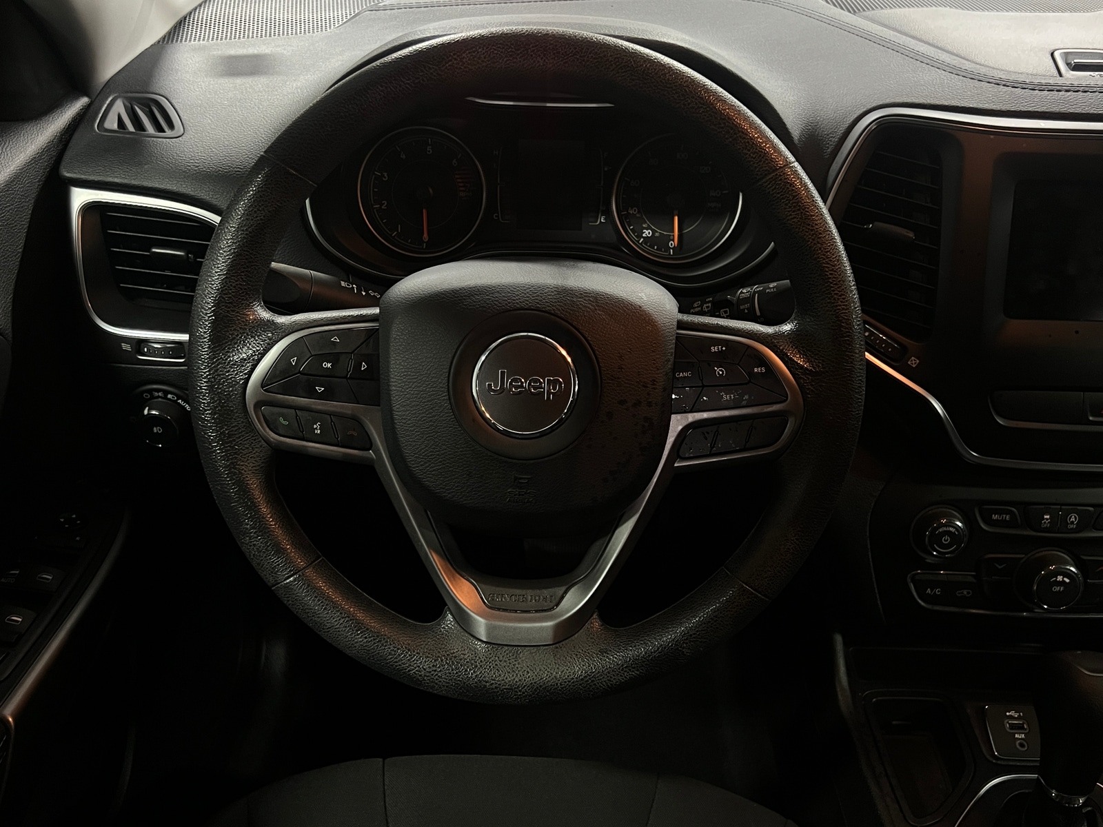 Thumbnail: 2019 Jeep Cherokee - 5