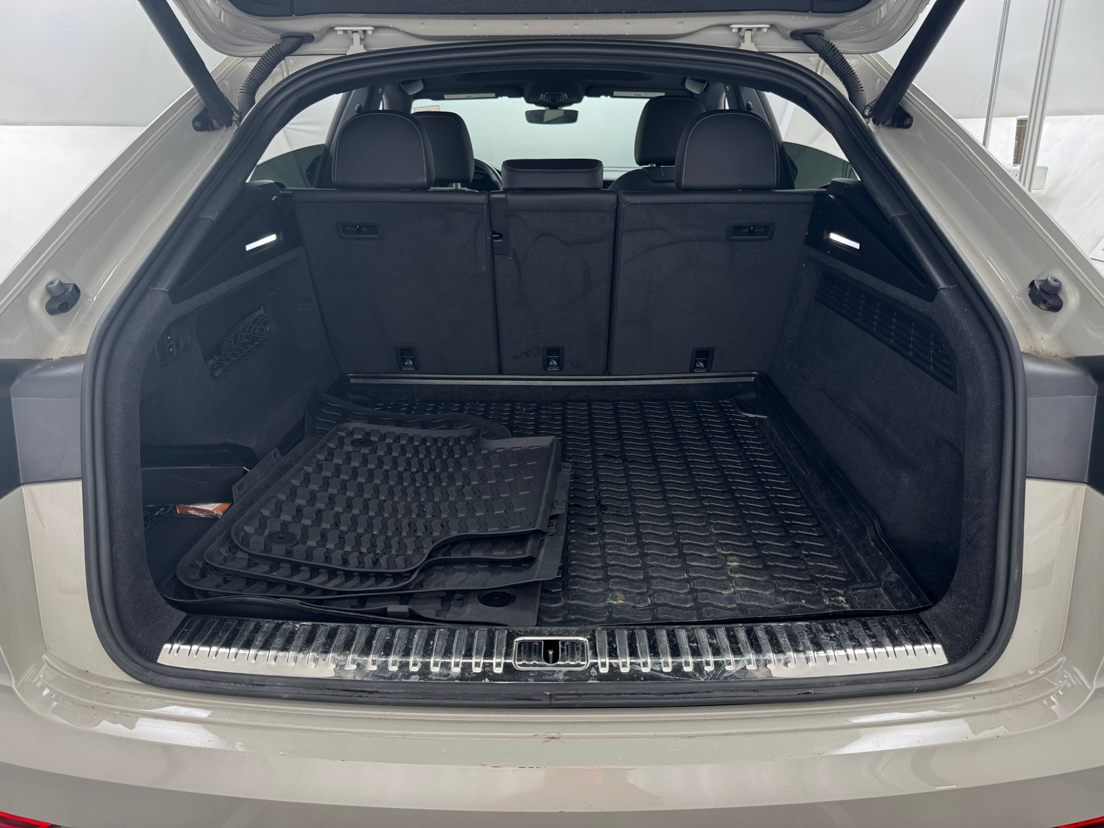 Thumbnail: 2020 Audi Q8 - 6