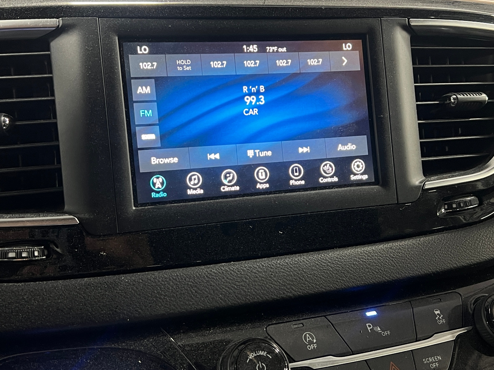 Thumbnail: 2018 Chrysler Pacifica - 3