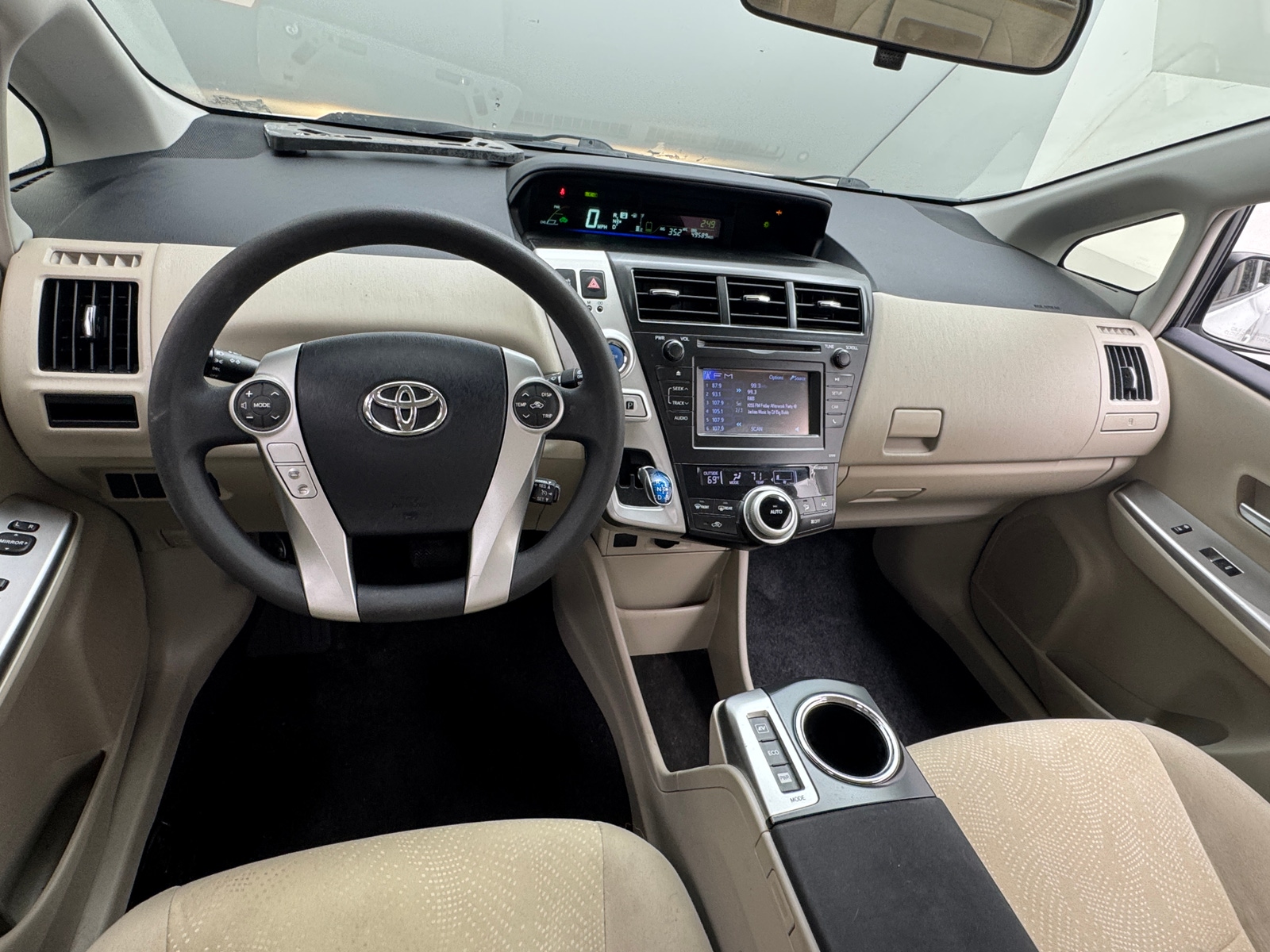 Thumbnail: 2014 Toyota Prius v - 3