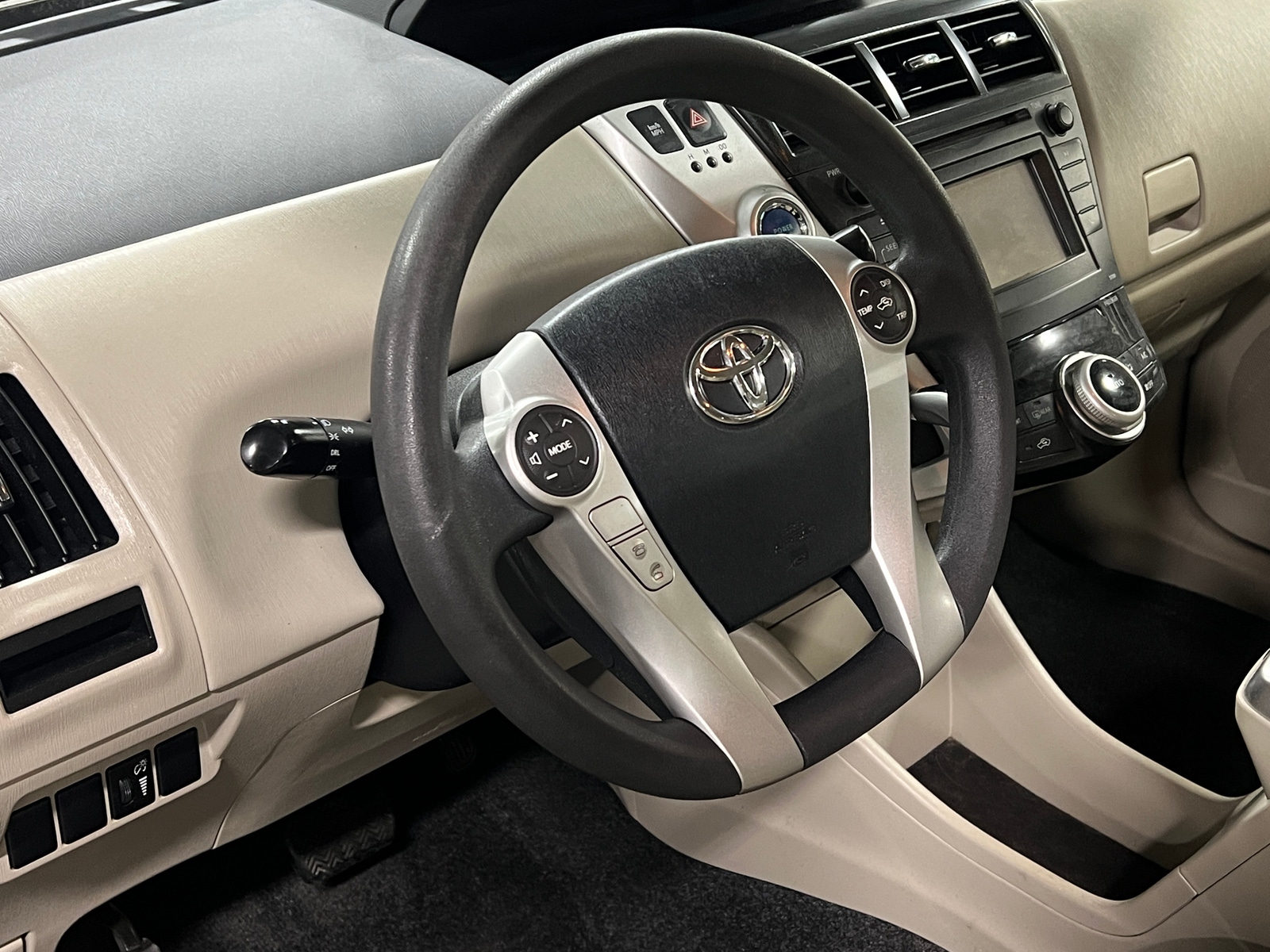 Thumbnail: 2014 Toyota Prius v - 5