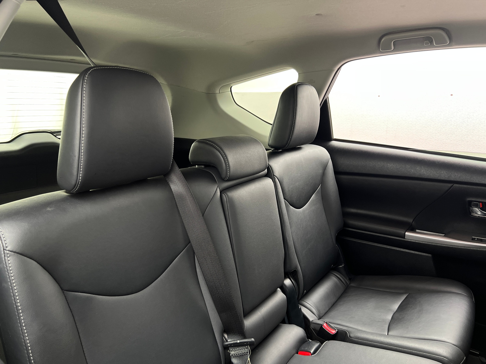 Thumbnail: 2015 Toyota Prius v - 6