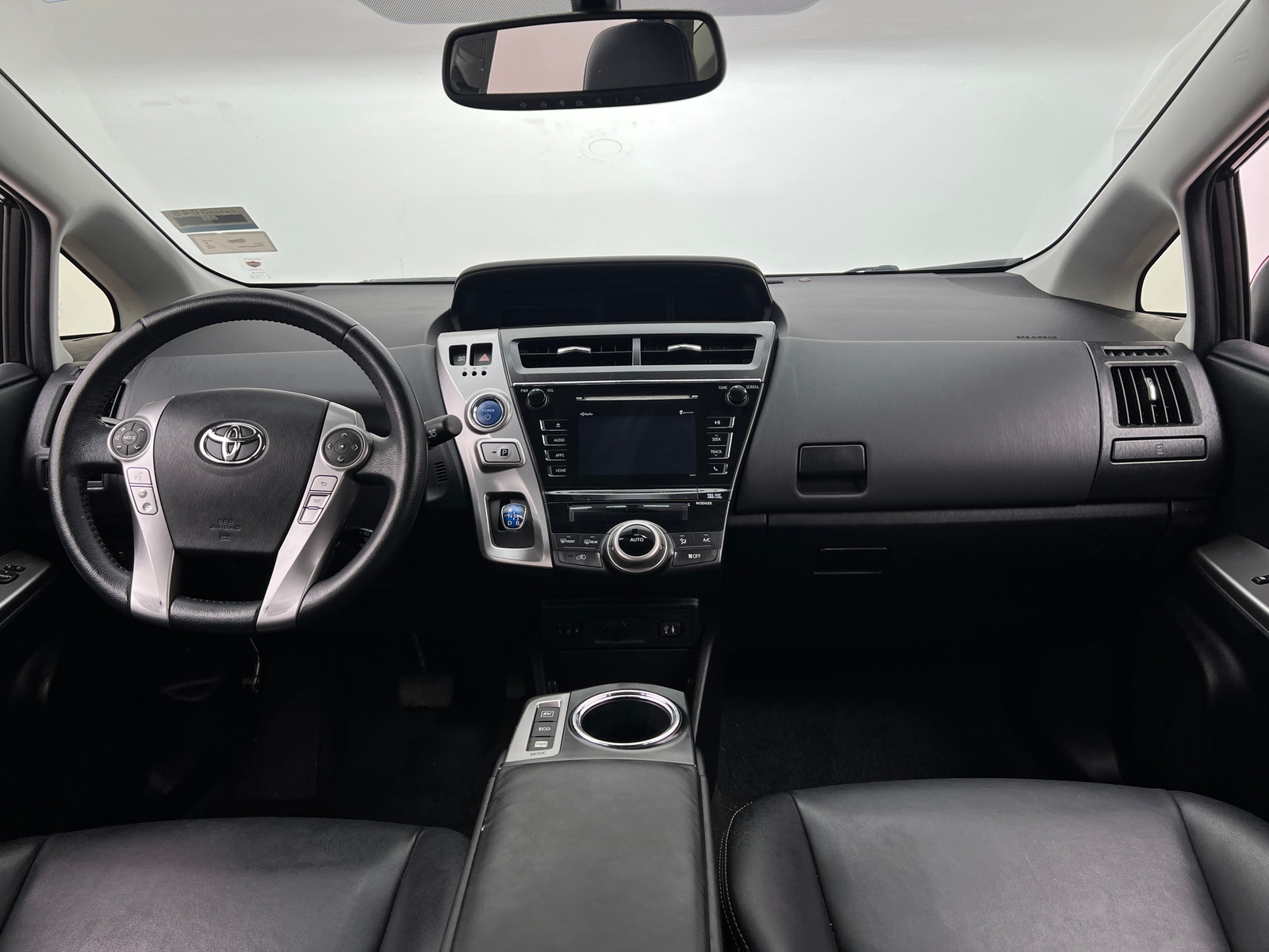 Thumbnail: 2015 Toyota Prius v - 3