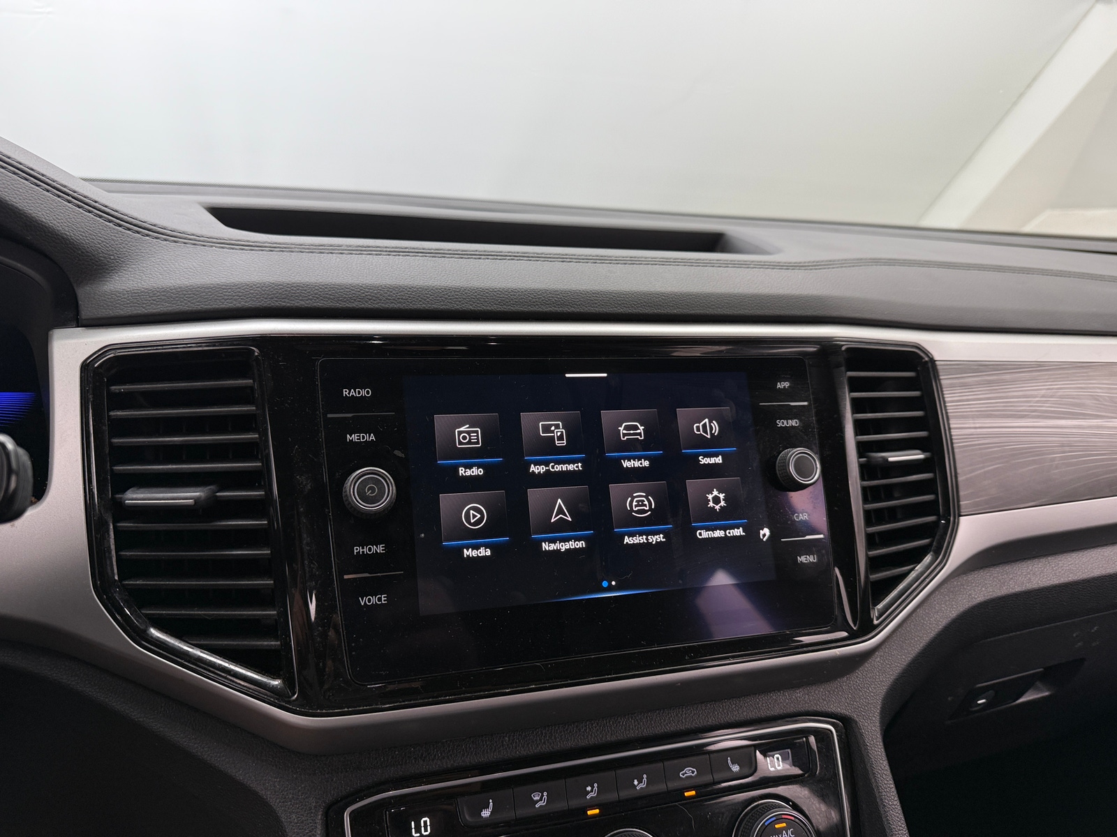 Thumbnail: 2022 Volkswagen Atlas - 3