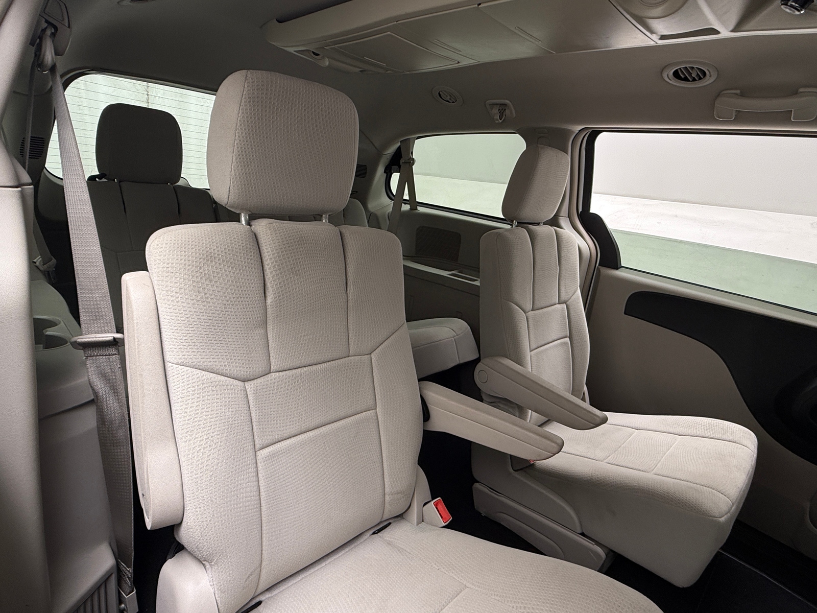 Thumbnail: 2012 Chrysler Town & Country - 6